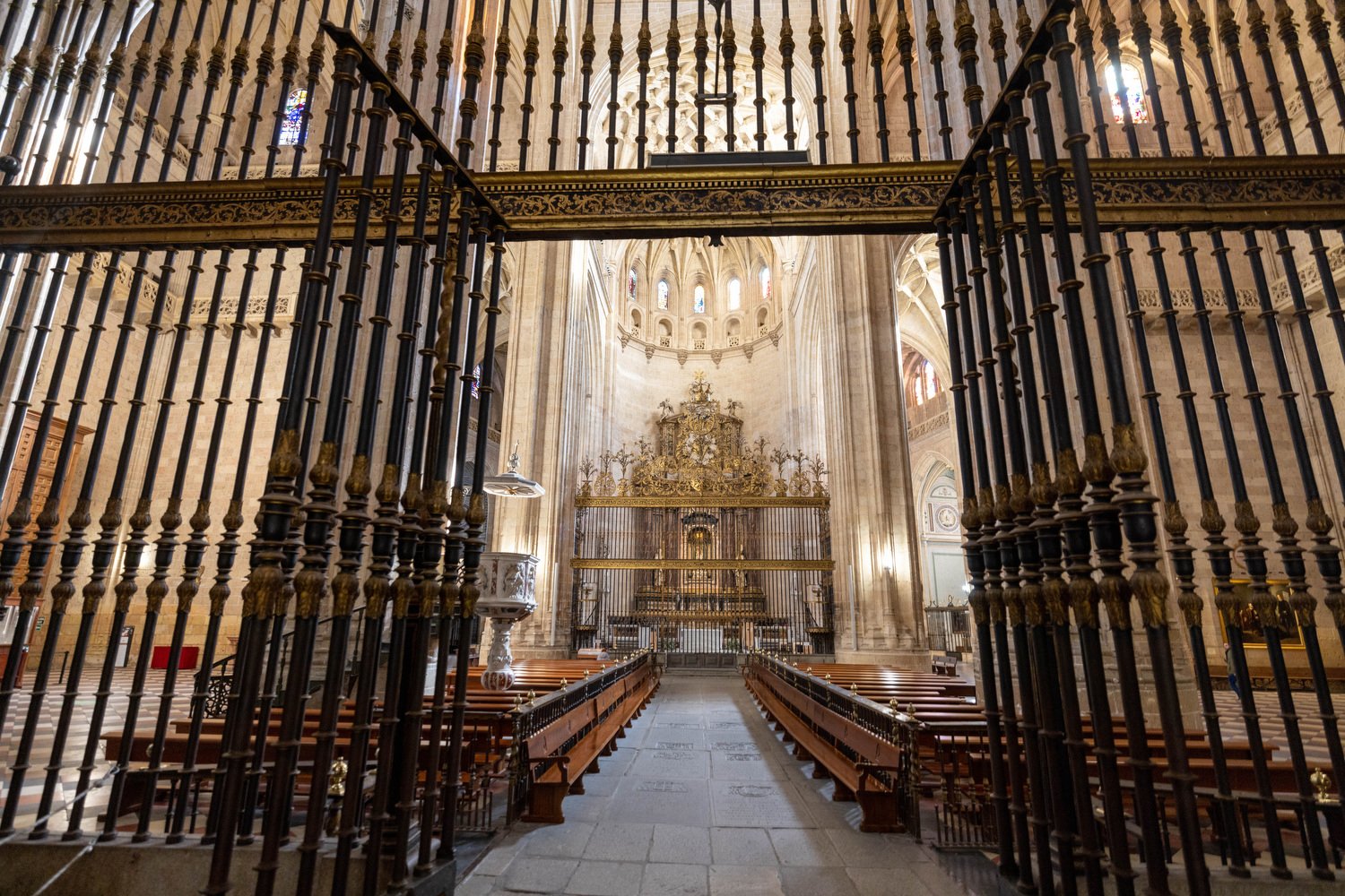 Segovia Cathedral interior.JPG