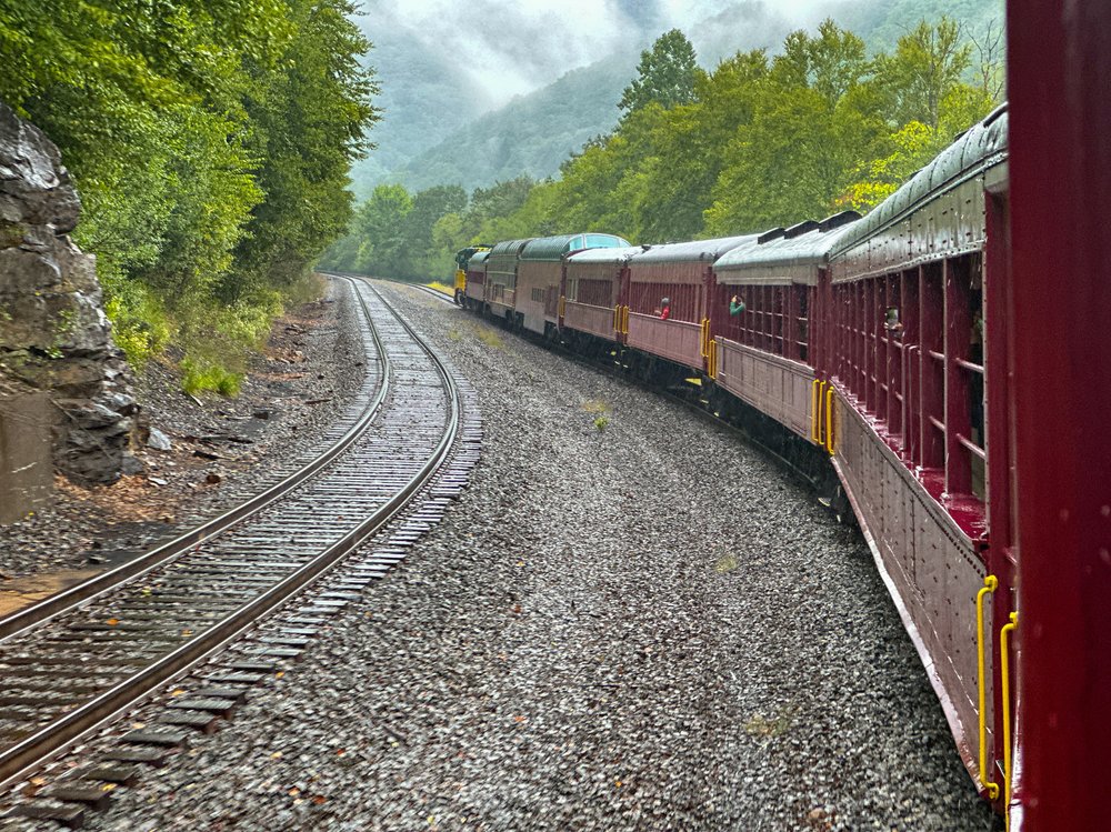 The train trtavels through Lehigh Gorge