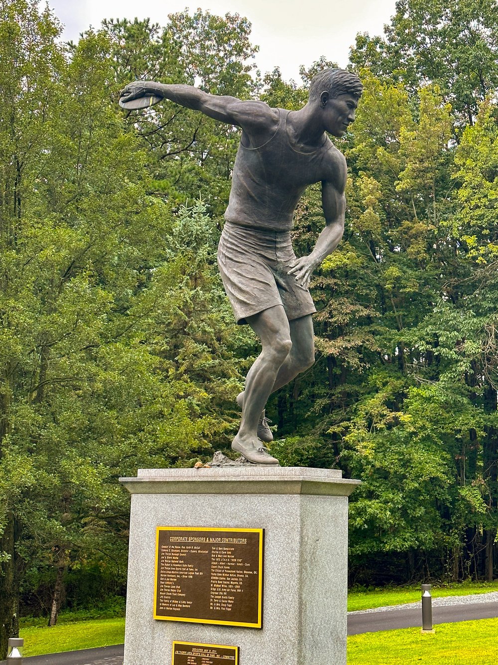 Jim Thorpe discus statue