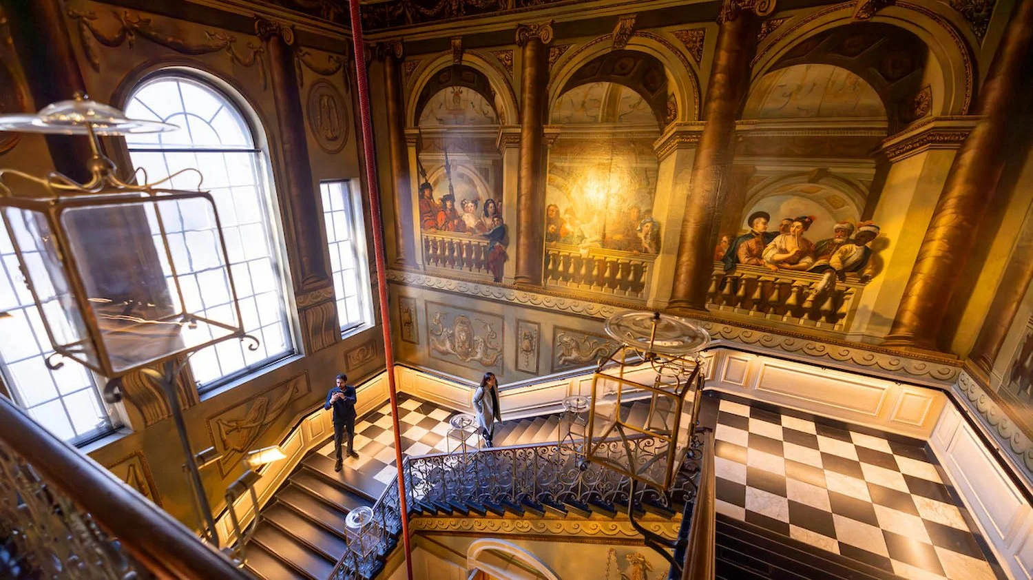 Kensington Palace kings staircase.JPG