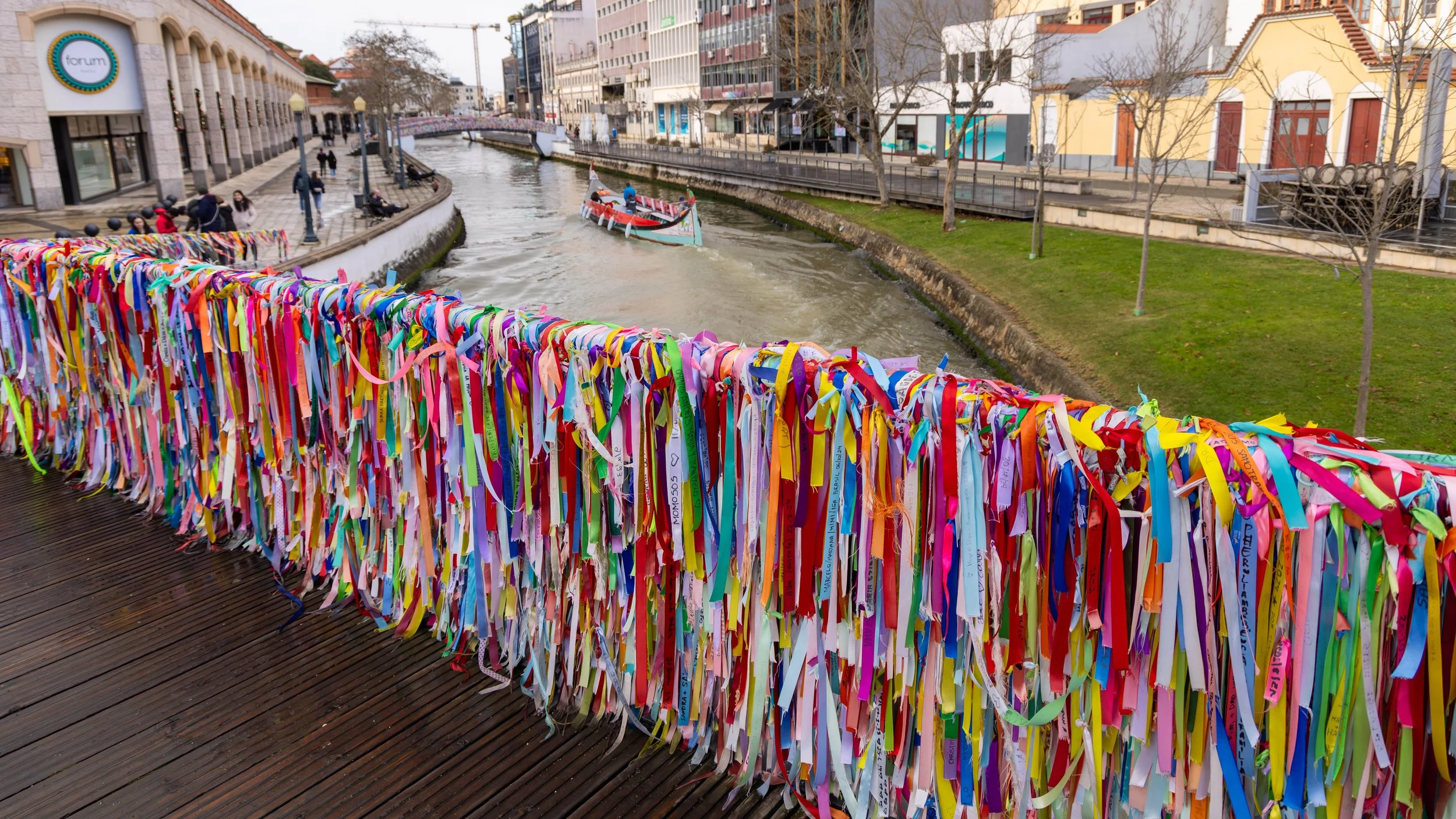 Aveiro bridge over a canal.JPG