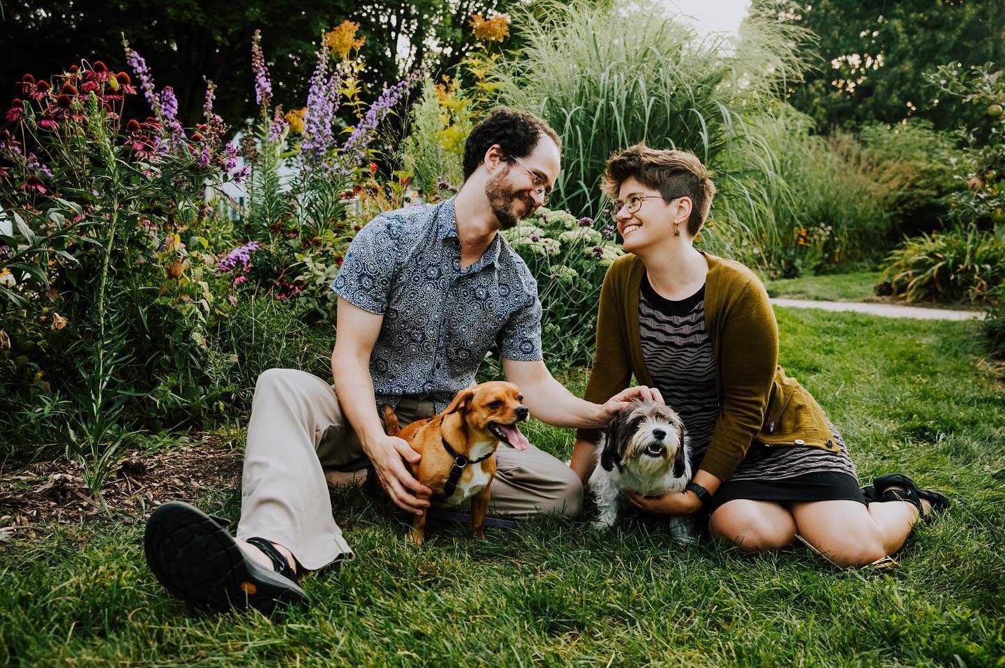 People often ask me if it&rsquo;s okay to do a session with their dogs. YES PLEASE ALWAYS AND FOREVER I&rsquo;VE BEEN WAITING FOR YOU TO ASK. (Bonus points if you&rsquo;re goofy.) Also, did we manage to get a photo of all FIVE dogs and their people l