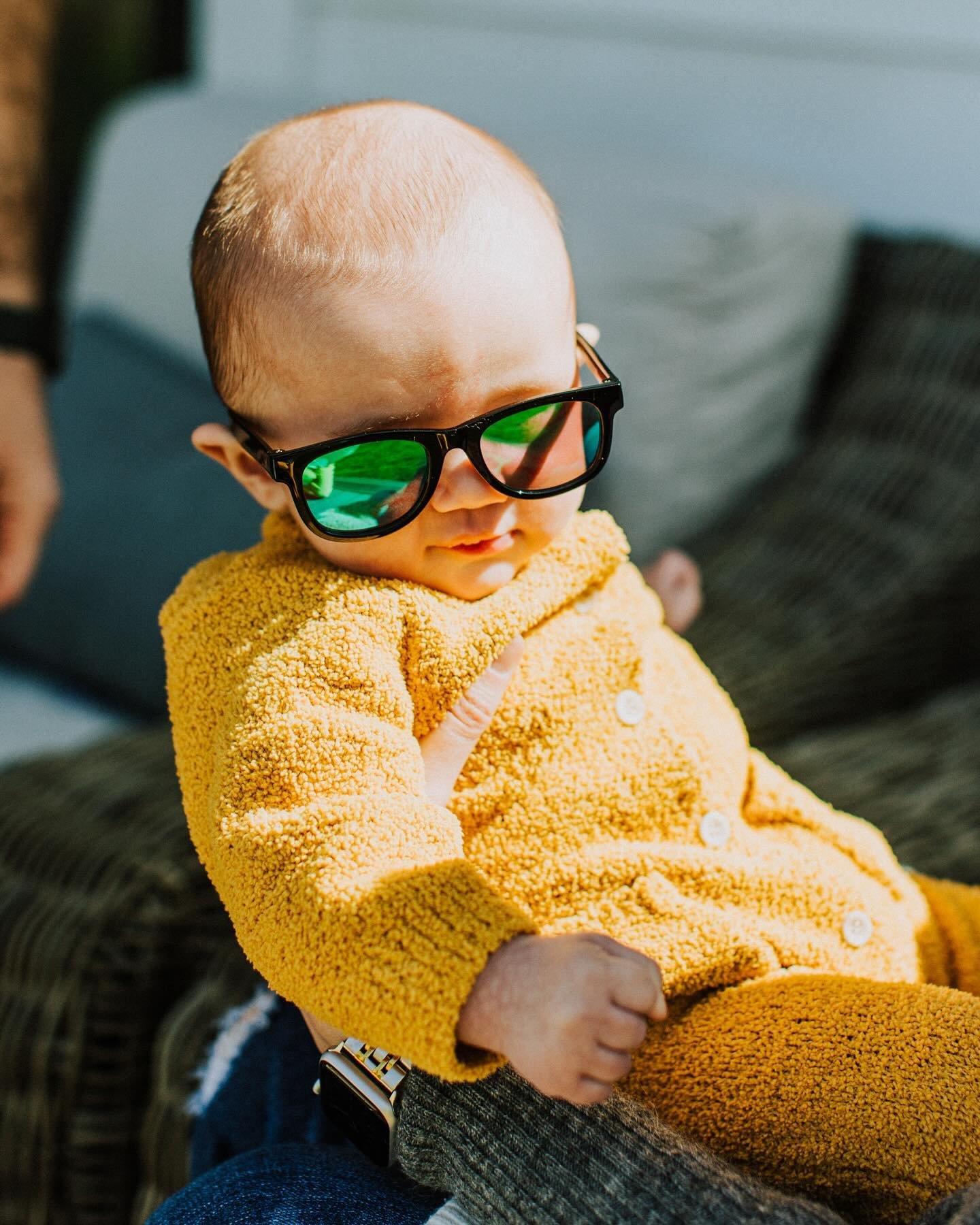 Sun&rsquo;s out, y&rsquo;all. ☀️🕶️ Gonna try to be half as cool as this wee babe this spring. ☺️
.
.
.
.
#sunsout #spring #springfamilysession #familyphotography #chicagofamilyphotographer #sunglasses #cute #4months #homesession #family #chicagofami