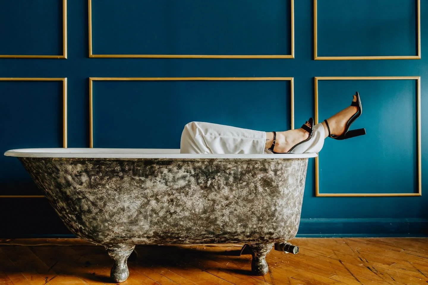 &ldquo;Business Casual.&rdquo; 🤭🛁 Or how would you caption this? 🛁🫧👡Let me know in the comments below!👇🏻