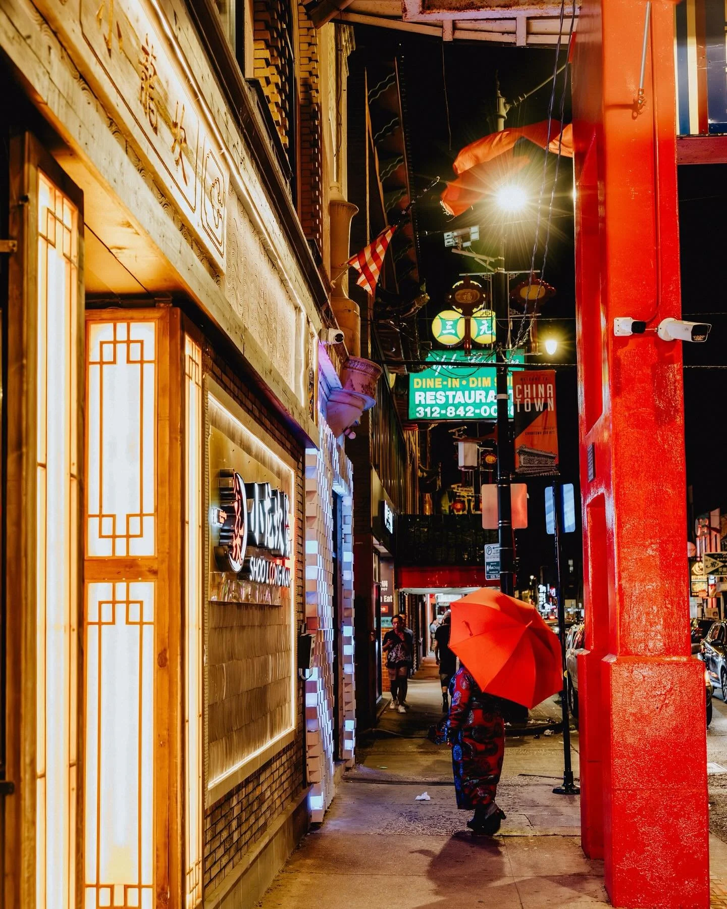 40th birthday celebration at night you say? You want cool background lights you say? Add some deep dish, some last minute champagne, and a bit of marquee photoshoot magic and voila!!! This was beyond fun. 🪩🥂Happiest 40th, Stefani! You rock! Also, h