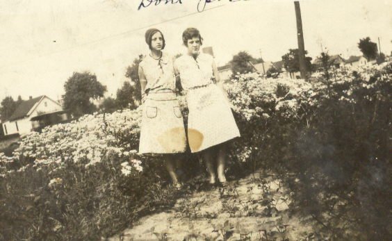 Laverta Corum Misc-Edna Mae & Laverta- Aug 1930- Dont Pose.jpg