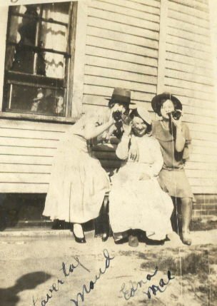 Laverta Corum Misc-Laverta, Maud, Edna Mae -1930- Just Kids.jpg