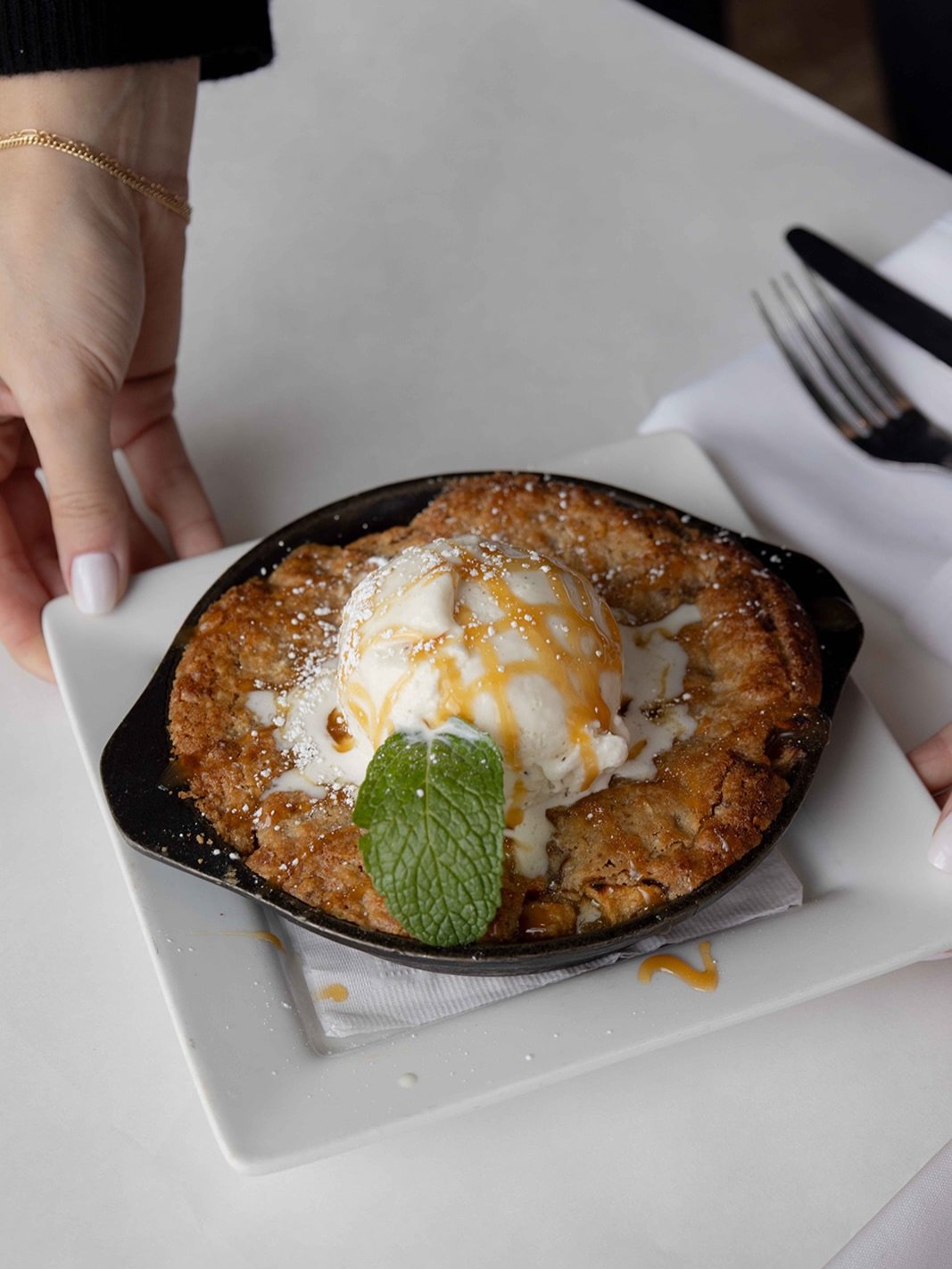 Planning dessert before we even decide drinks.

Warm Apple Cookie Crumble🍎