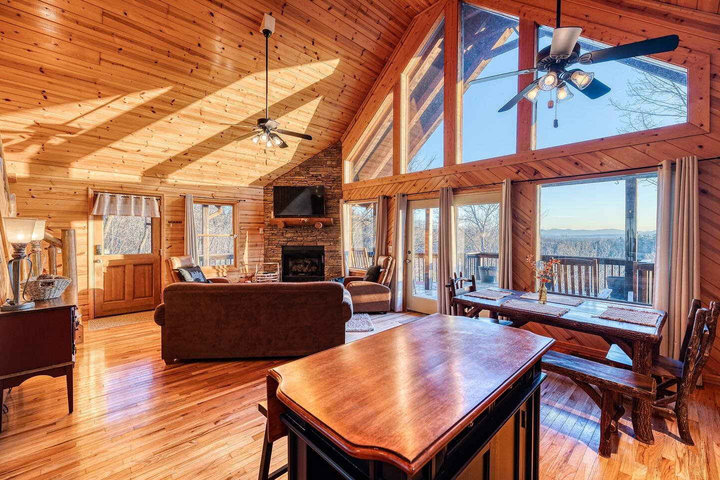 The Great Escape is truly just that! She is everything you need &amp; more, perfectly perched on the mountaintop in Murphy, North Carolina. Blue Ridge is roughly half an hour from the cabin. Guests will find ample outdoor activities, casinos, breweri