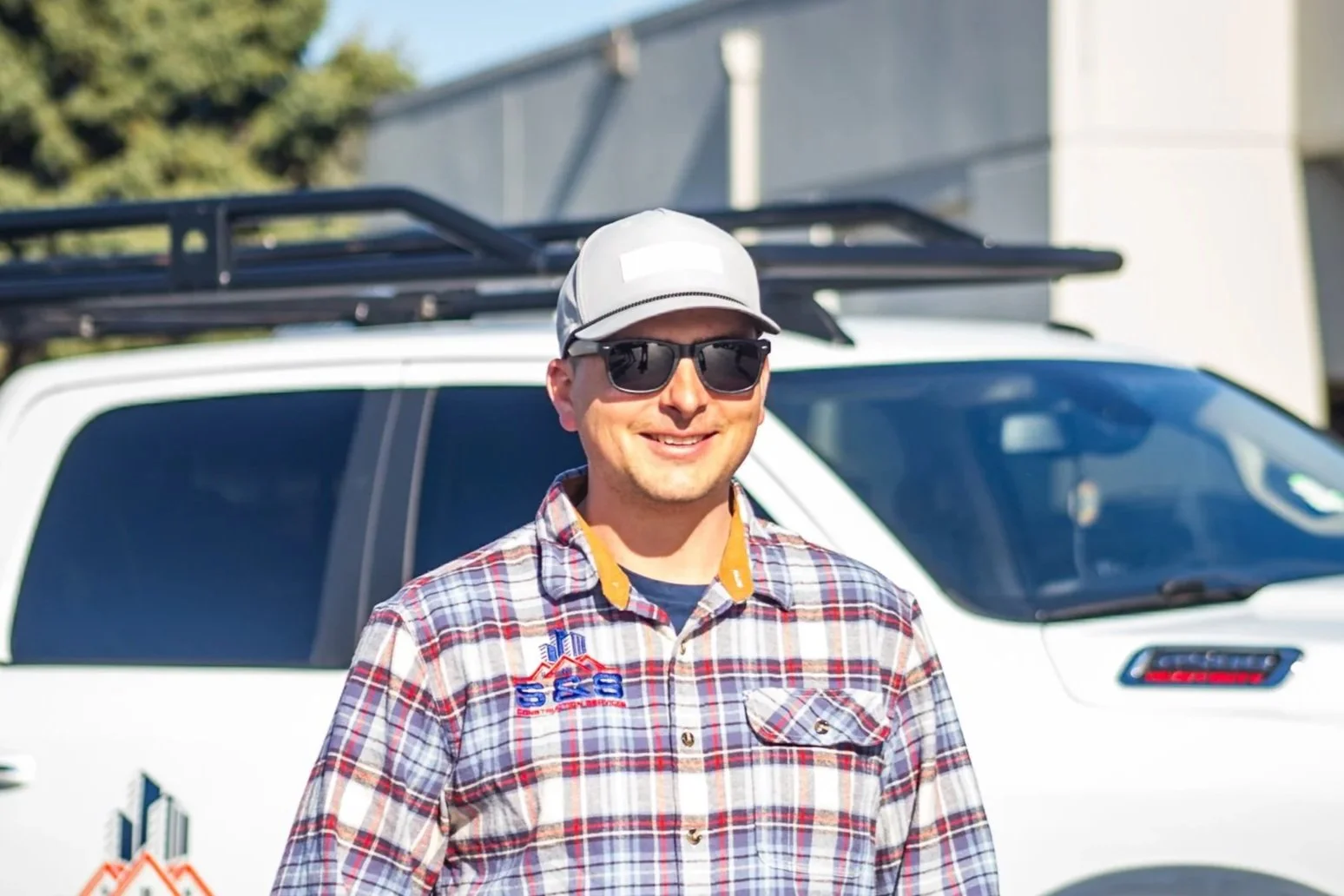 Logo of S&S Roofing Weatherproofing featuring stylized red roofs, blue skyscrapers, and five golden stars.