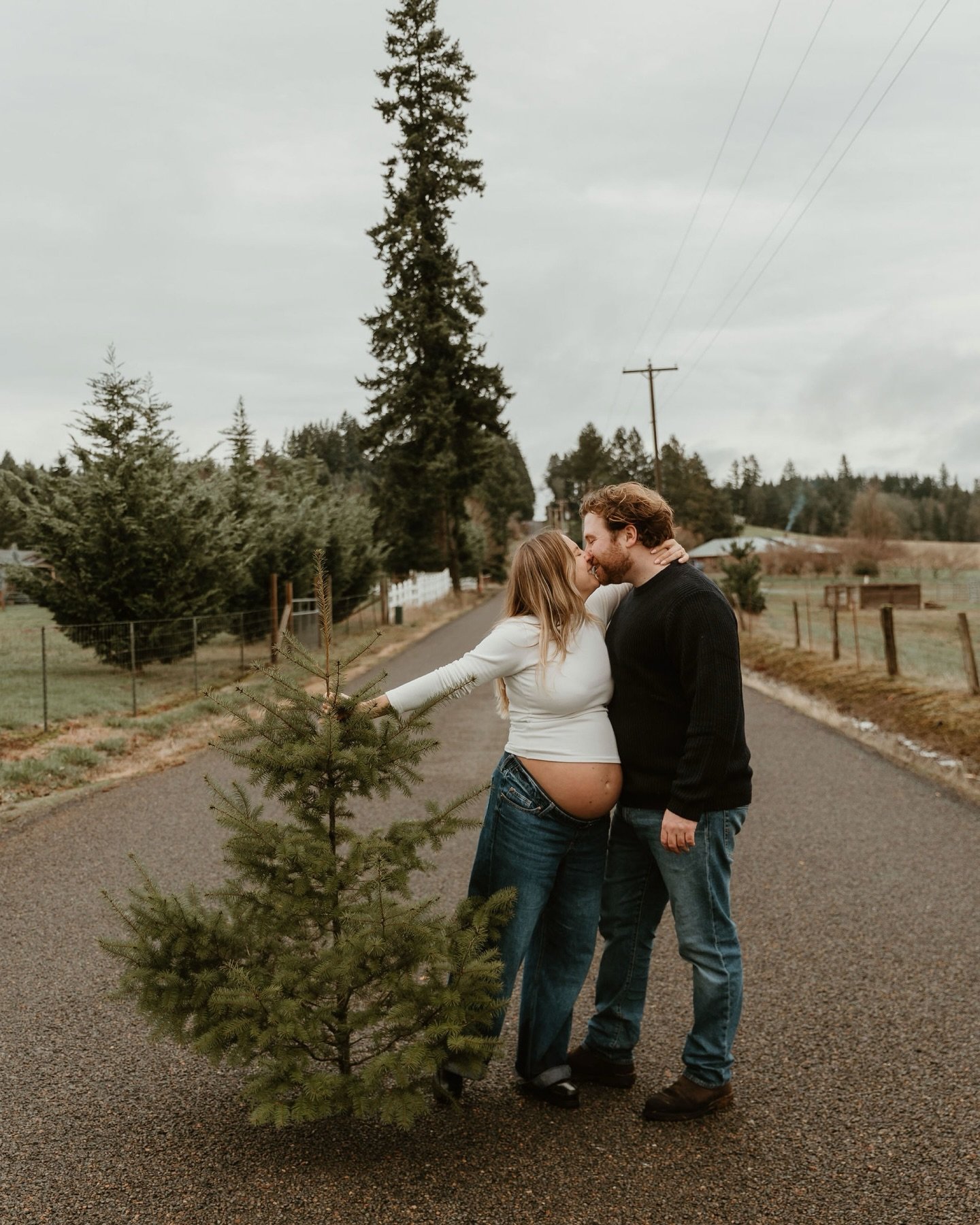 It&rsquo;s almost 11pm and I&rsquo;m still trying to get the kids to bed so Santa can come and I&rsquo;m panicking realizing I never shared any of my Christmas sessions from this season and after tomorrow it&rsquo;ll be too late! 
So here&rsquo;s a s