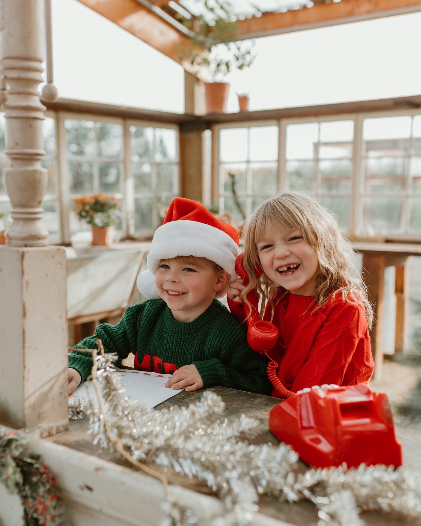 It&rsquo;s December! 🎄🎅🏼 The elf is back, the decorations are up and I&rsquo;m super behind on shopping. Tis the season! 
So happy @photosby.cassandra came to my Christmas minis and we got to take pictures of each others families. And the best dec