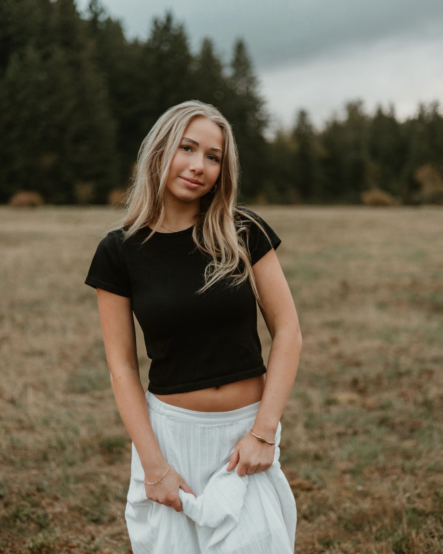 2027 SENIORS! It&rsquo;s time to start planning for your senior photos. If you are wanting wildflowers in your photos you actually want to take those in the spring of this year. If you want that golden hour glow, you&rsquo;ll want that in summer time