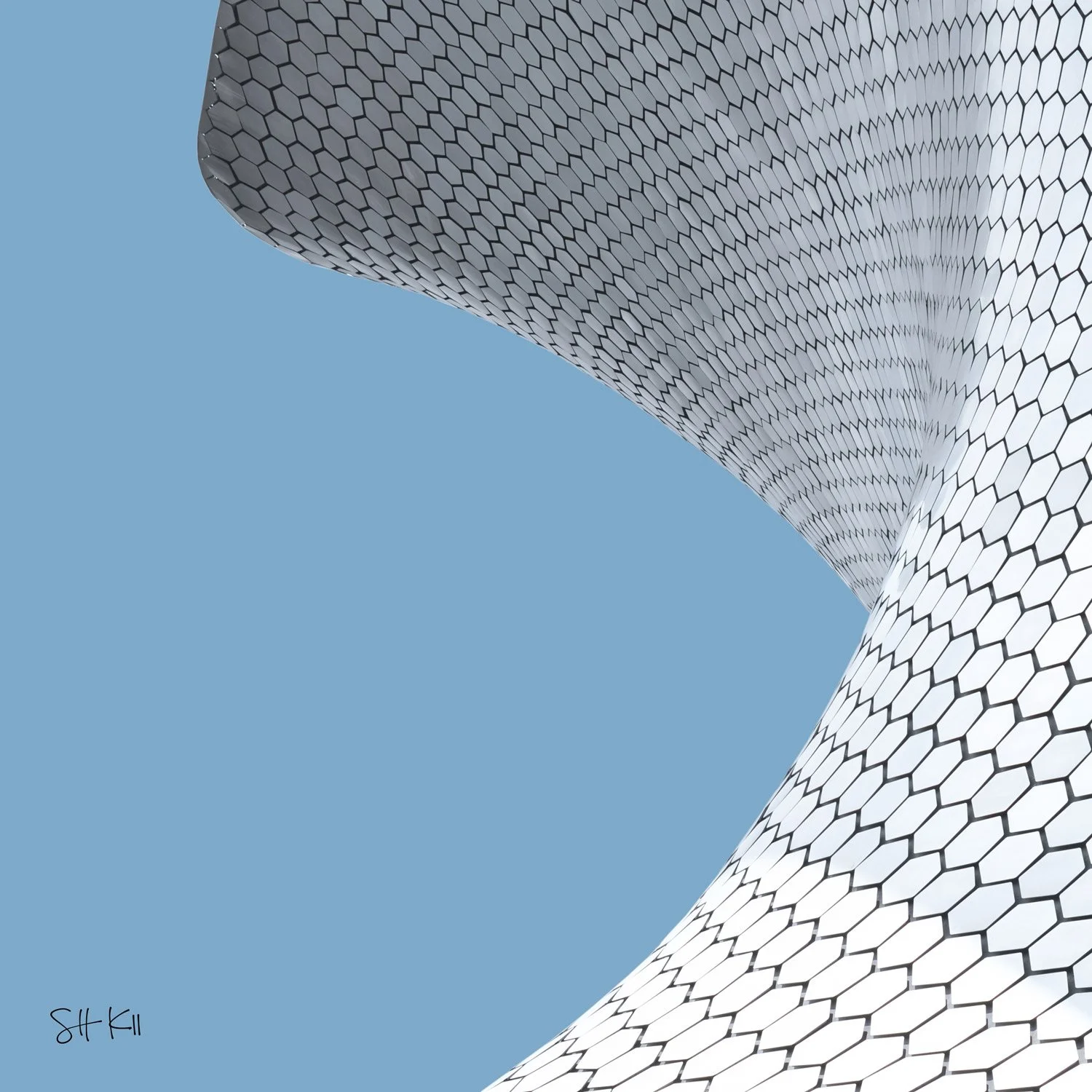 Aluminium hexagonal tile cladding curving against pale blue sky — Soumaya Museum, Fernando Romero, Mexico City
