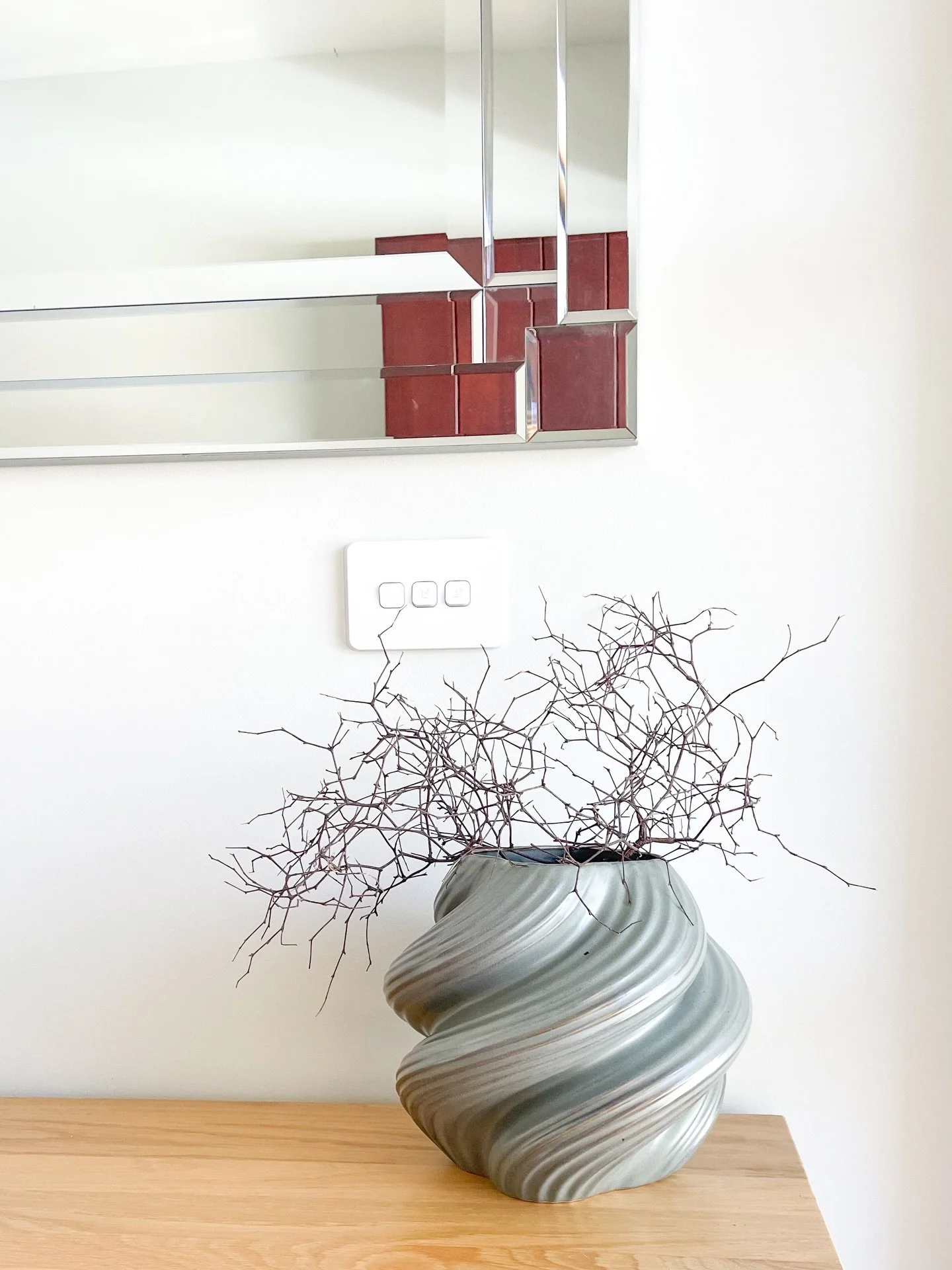 It&rsquo;s the small details that make this hallway feel so welcoming. Swipe for the details ➡️

🥰 Warm flooring tones and textures set the mood. 
🖼️ Artwork guides you into the home and reflects the homeowners personality.
🪞 A mirror adds light a