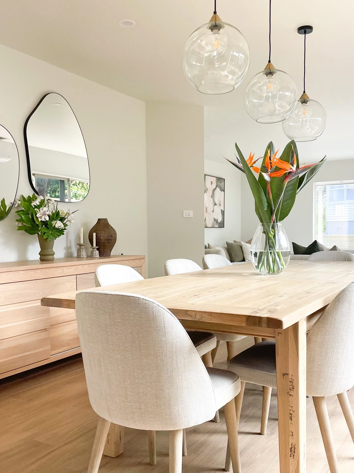 Thoughtful details make all the difference in this dining room. 🪄 

Every detail has a job to do.
Dining chairs chosen for comfort as much as style.
Pendant lighting that shifts the mood from day to night.
Mirrors with organic curved placed to refle