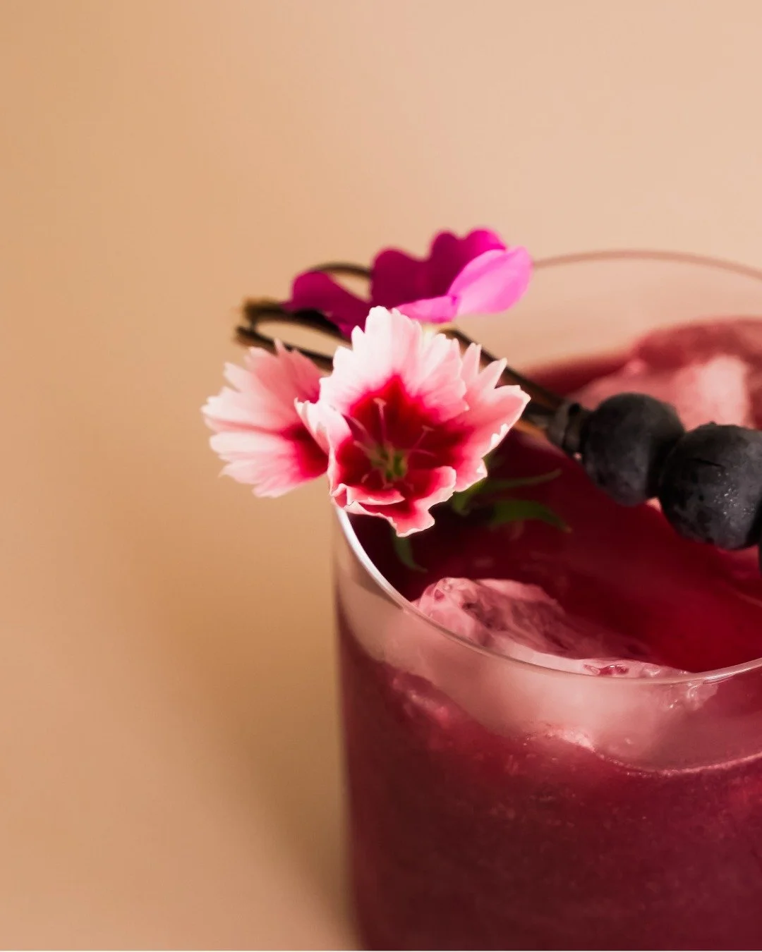 Up In Smoke. Koch Elemental mezcal, fig aperitif, lemon, blueberry.

#codecairns #cairnsbar #cairnsrestaurant