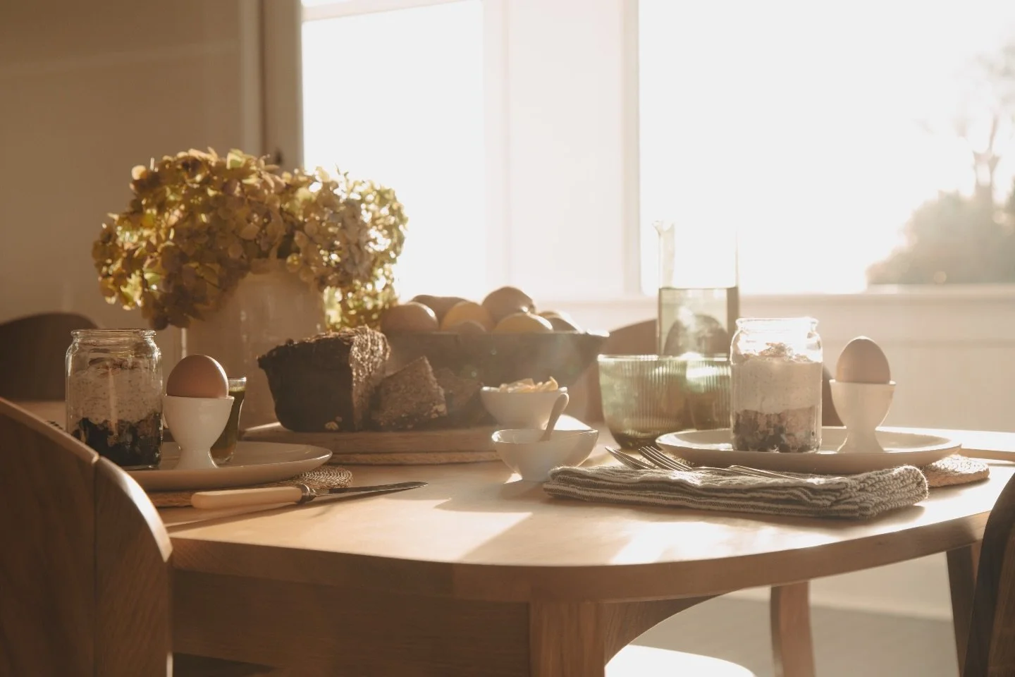 Late summer breakfast feast in the golden light - after a night of restorative rest&hellip;

Ready for a day of beach walks ; reading in the hammock under the trees ; sauna followed by cold shower ( check for contrast therapy ) and a wine in the hot 