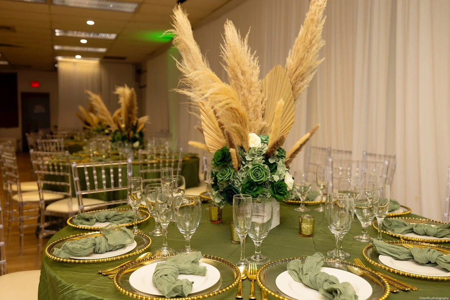 Don&rsquo;t watch the clock ⏰ do what it does . 

Decor @plan_kreativity 
Venue @stanfloevents 
Dj @djjeanuwine 

#orlandovenue #orlandointimatevenue #orlandospacerental #orlandodancestudio #dancehall #venuerental #centralfloridavenues