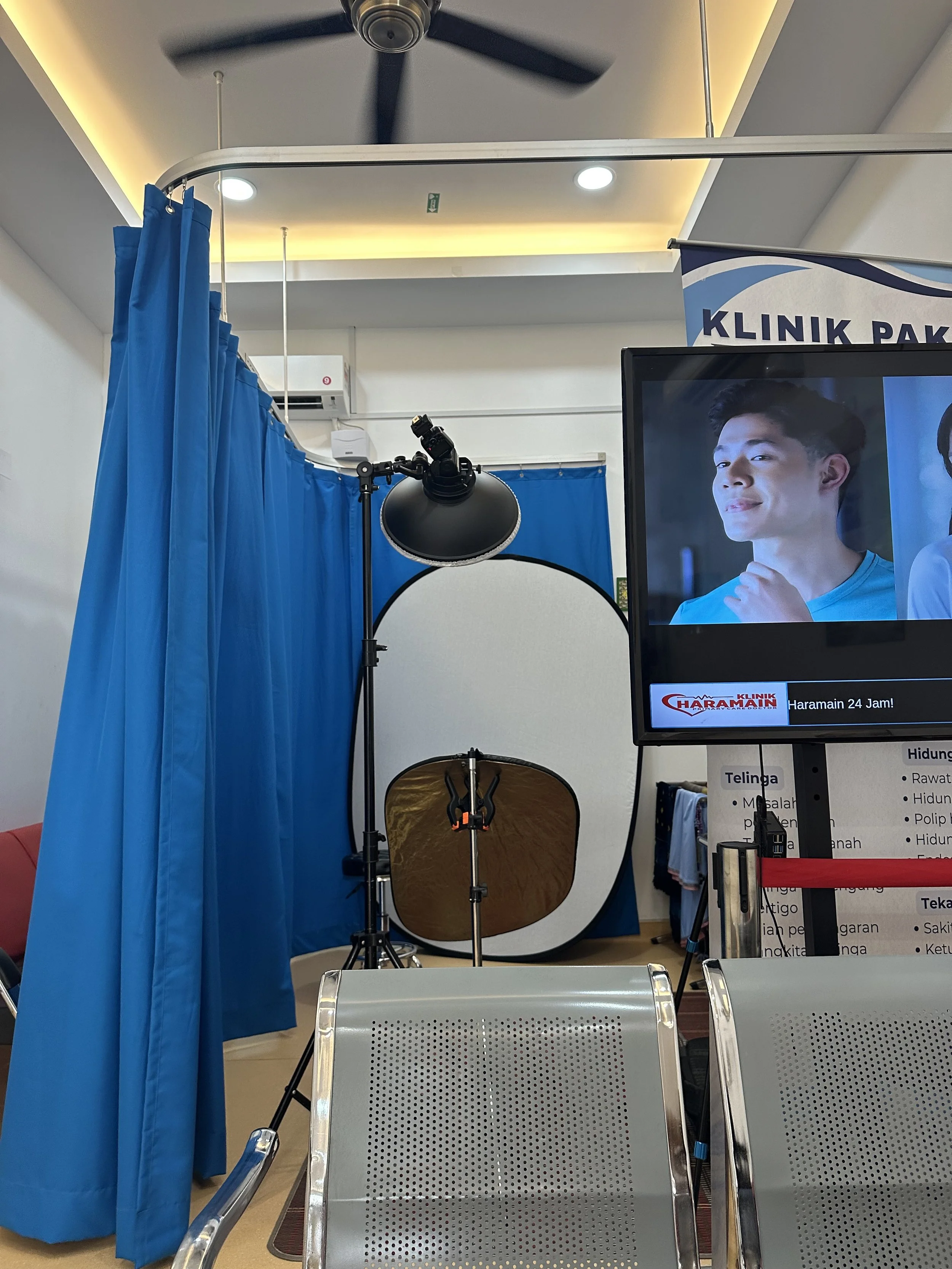Clamshell setup of Doctors Headshot at Klinik Haramain