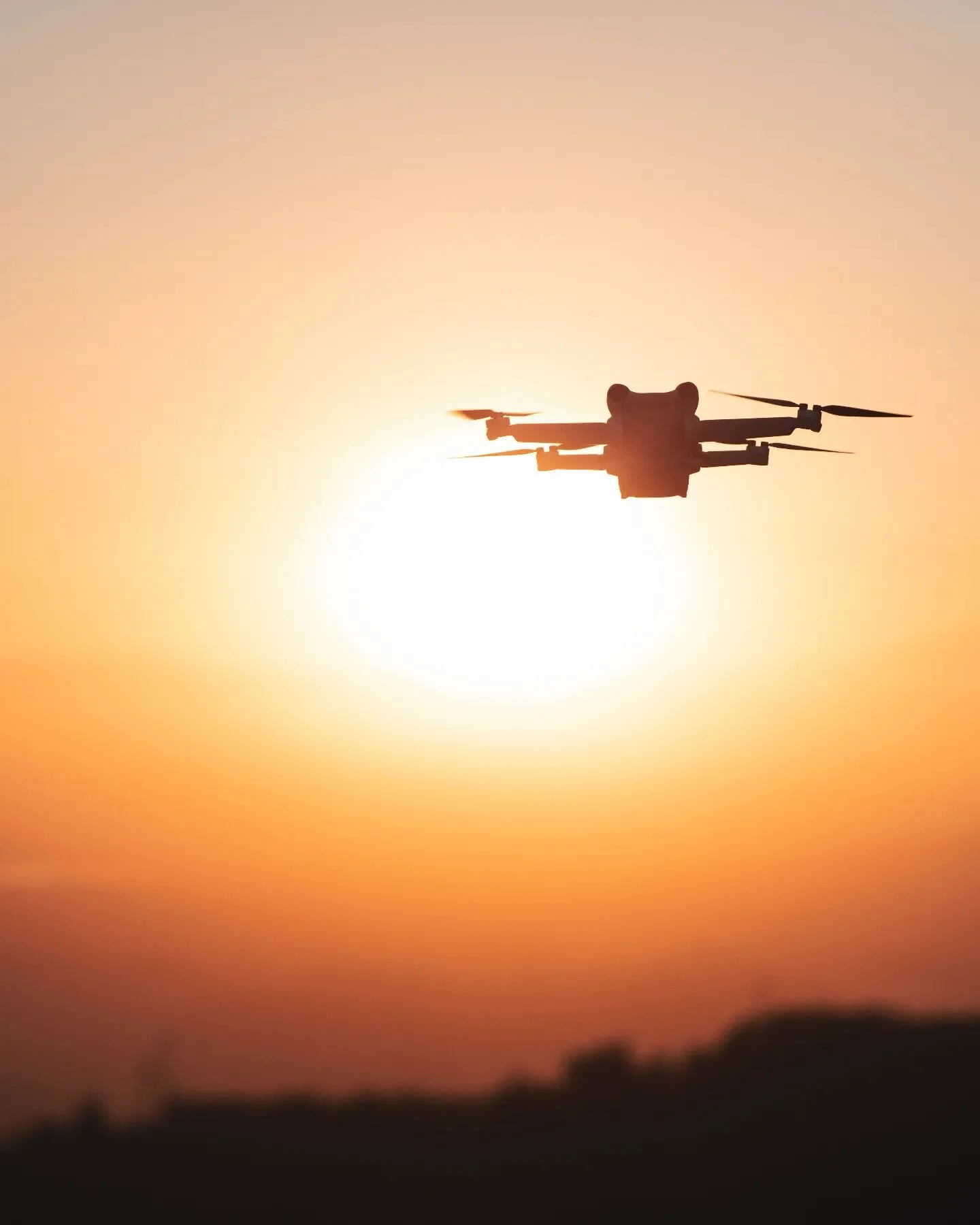 Life is short.. but drone's battery is even shorter 😂🌄
-
#mountainlovers  #alpinism #dronephotography #sunset #mood