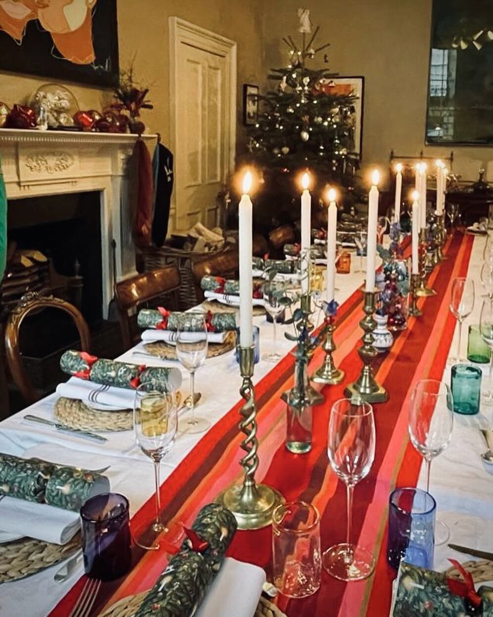 Christmas Party tablescaoe for a very well deserved end of year celebration 🍾🌲

Glasses @williamyeowardcrystal 
Runner @thestripescompany 
Tumblers @lindeanmillglass 
Napkins @clothshoplondon 
Candlesticks @vaultofcuriosity
Crackers @nancyandbetty
