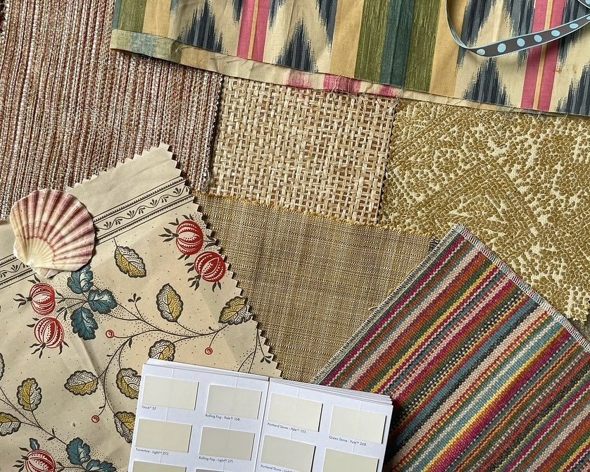 Sunday Studio Schemes&hellip;
I&rsquo;m so pleased to be involved in a refresh of a loved sitting room (swipe to see).
Over the last 25 years, timeless design &amp; high quality fabrics have done their job brilliantly. But now it&rsquo;s time for the