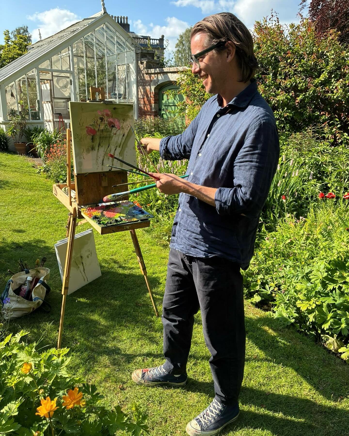 Loving the expressively joyful work of our latest Artist in Residence @jonathanfreemantle.
Jono&rsquo;s fresh, free-flowing style is a perfect match for the exuberant roses &amp; poppies currently partying in the Walled Garden. 
Working with oils on 