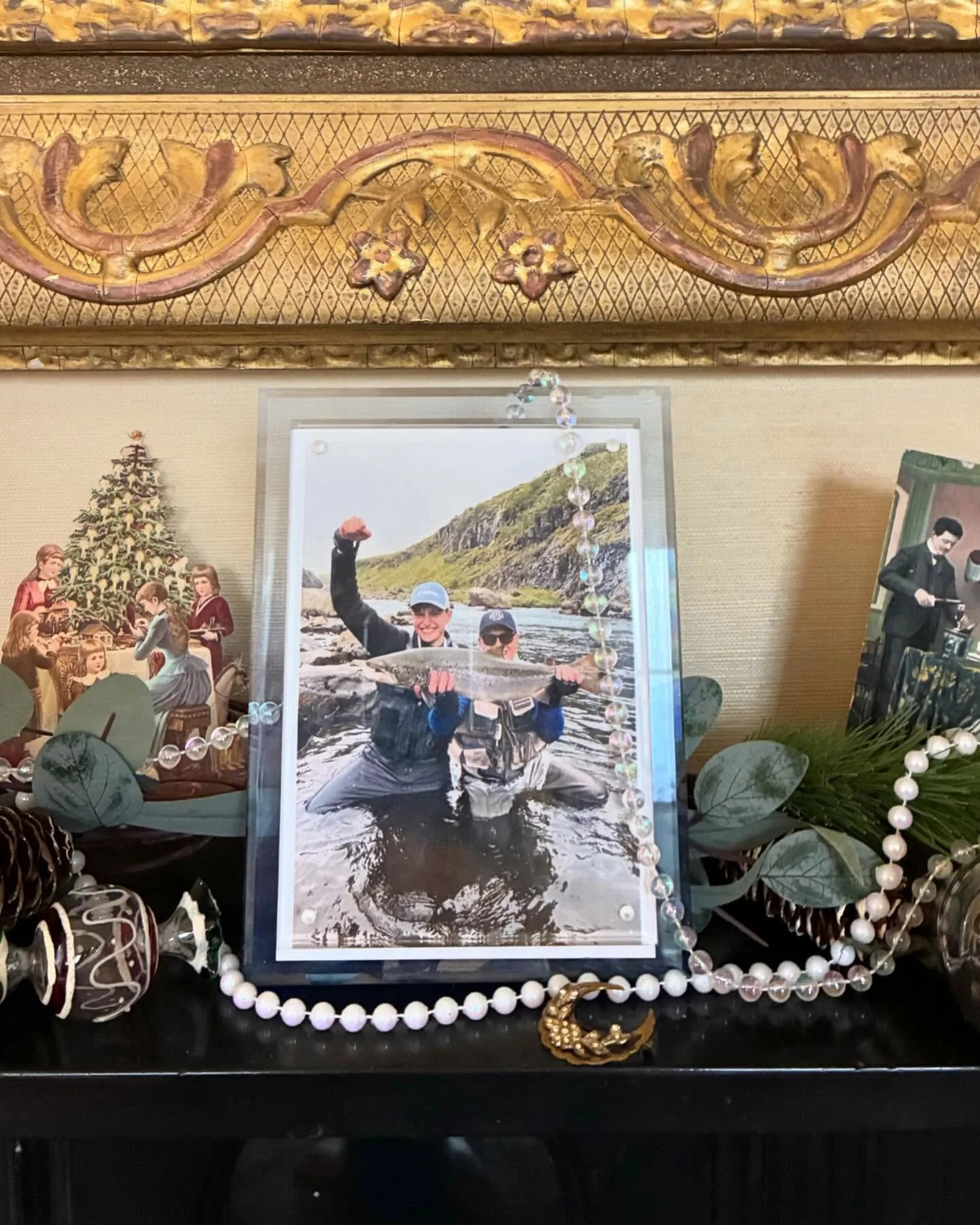 Peace and Joy to all 🎄❤️

@angus_sloss is working hard whilst we eat soft centres and we miss you so. 

Table ceramics @ellenhaywardceramics adore!

@callthemidwife.official @allegramarland ❤️