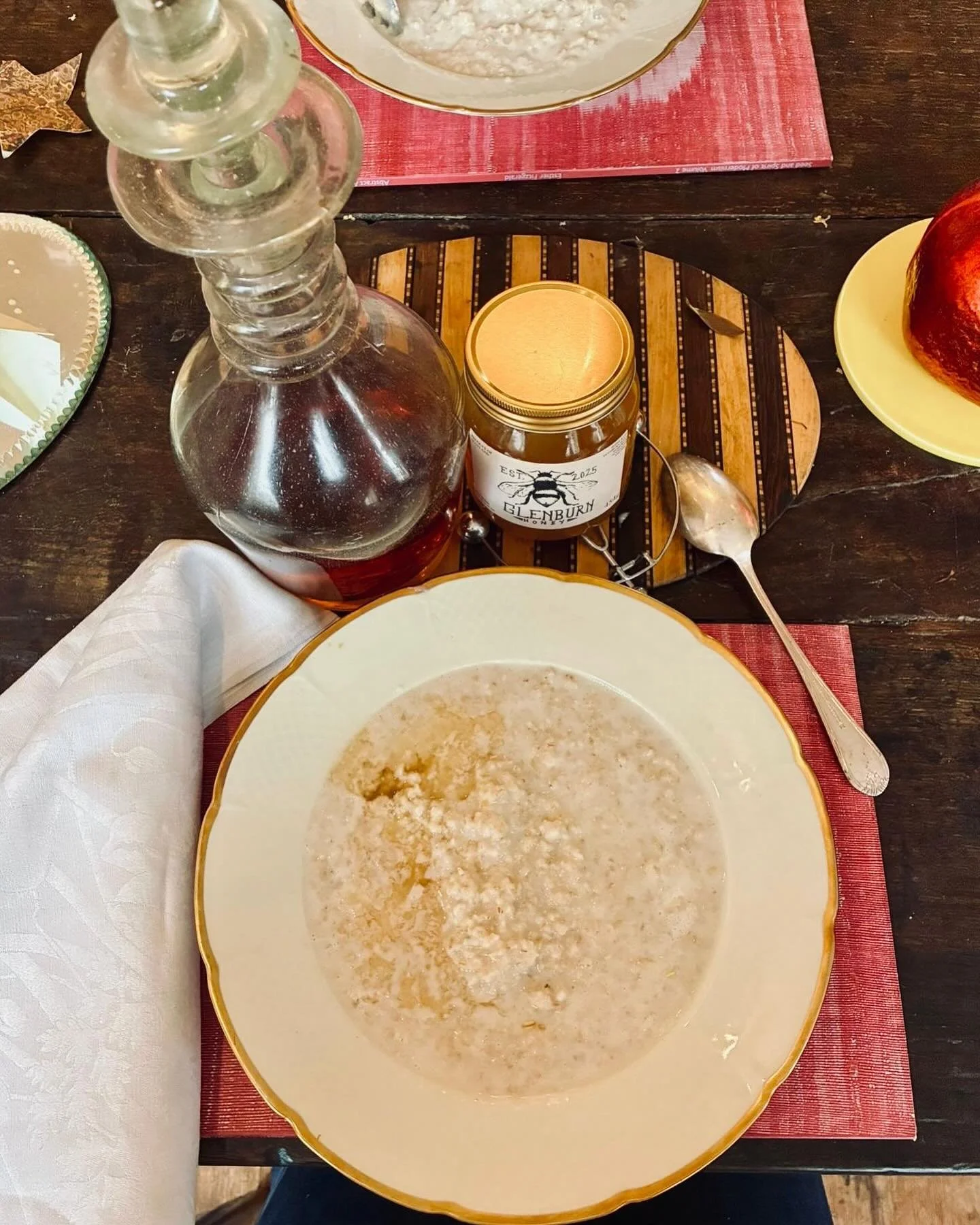 Starting this Burns Night morning in the best possible way - porridge with our very own honey &amp; a nip of whisky.

Glenburn Honey 🍯