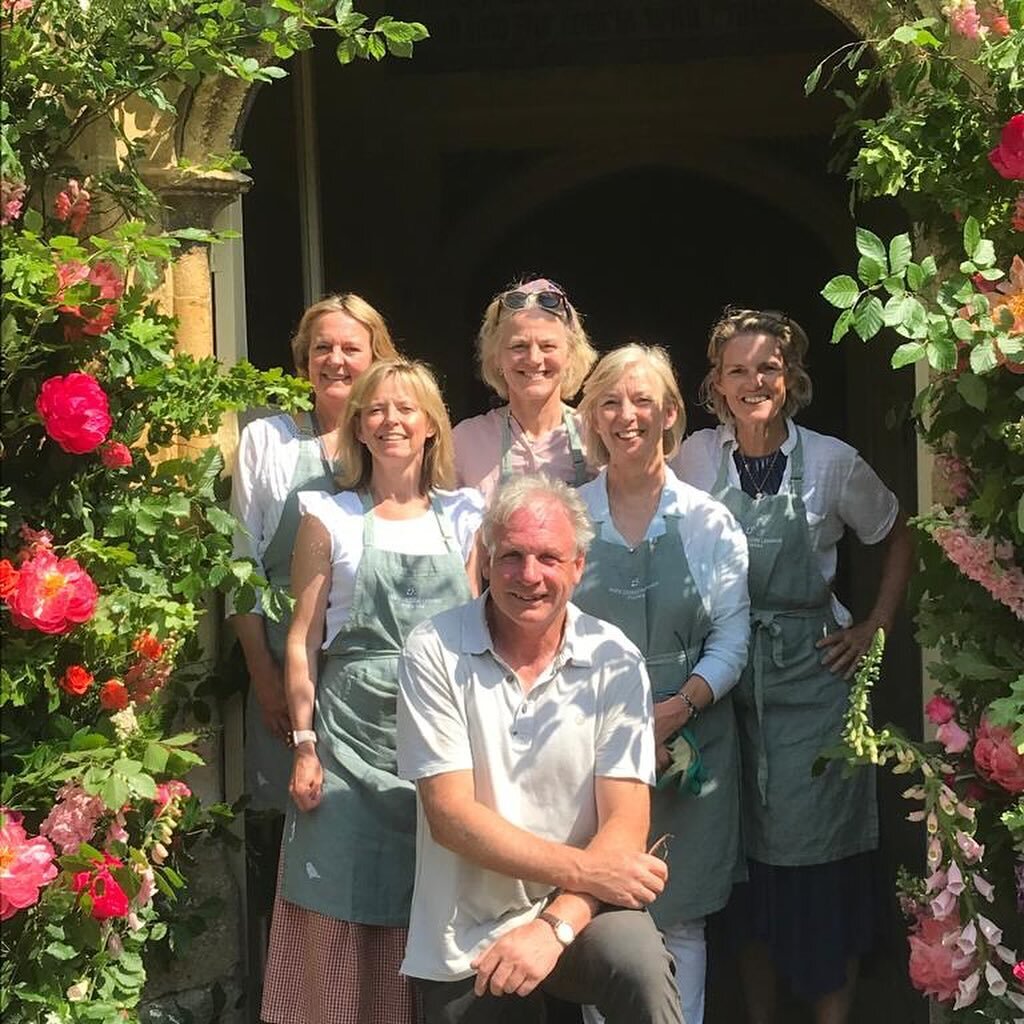 Reflecting on this year I could not have done it at all without the help of this wonderful team. 🌟🌟🌟THANK YOU @gsrailton @lisanicole222 @louisehavergalgardendesign @flowersfromthegreen @theunwalledgarden &hellip;..and for the muscle and tireless s