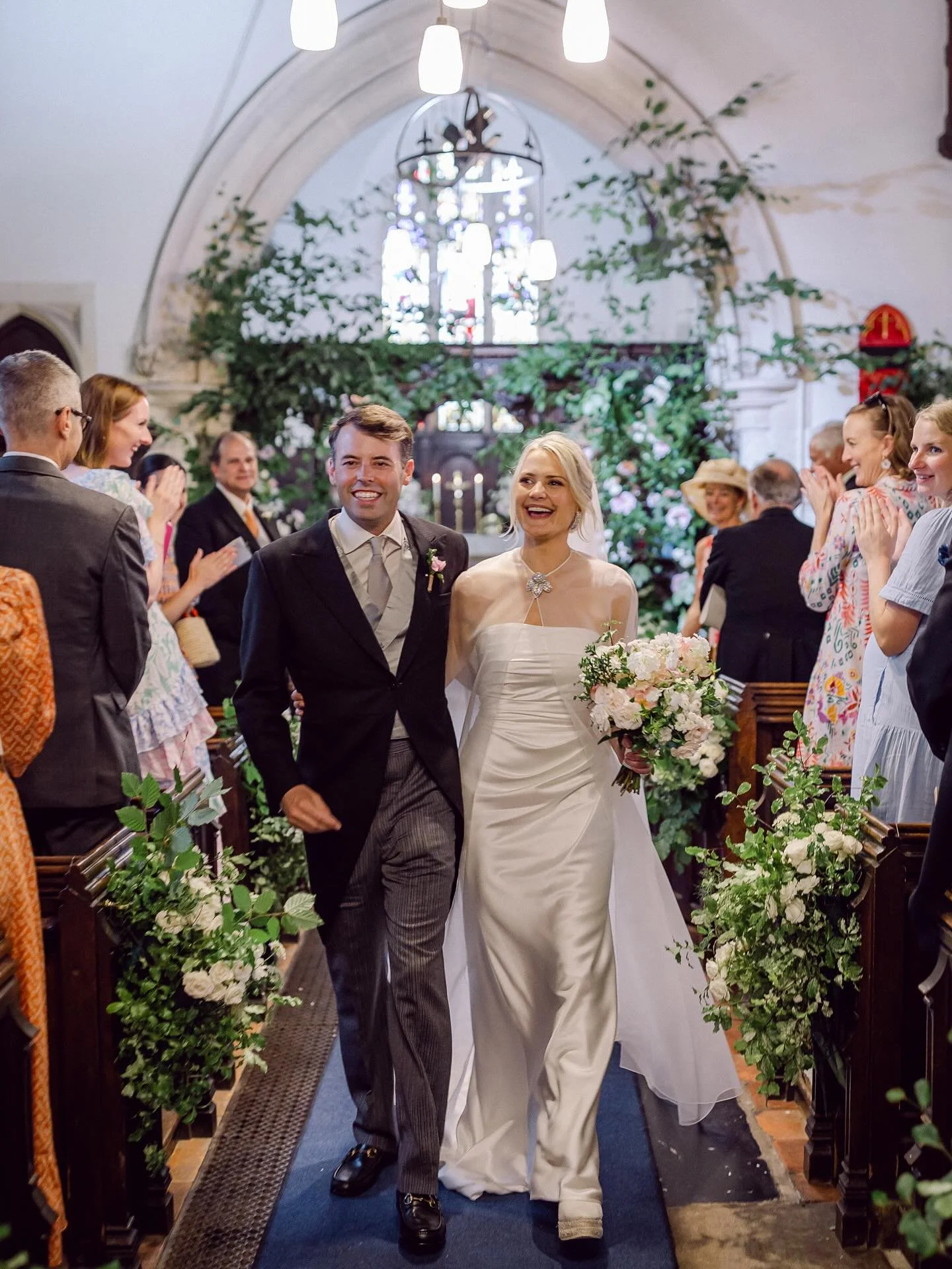 This was another highlight of our busy summer. E & Ks glorious wedding in June beautifully captured here by @laraarnottphotography ✨💫. 
📸 @laraarnottphotography 
Wedding dress @emmavictoriapaynebridal 
#kglflowers #weddingflorist #englishflow