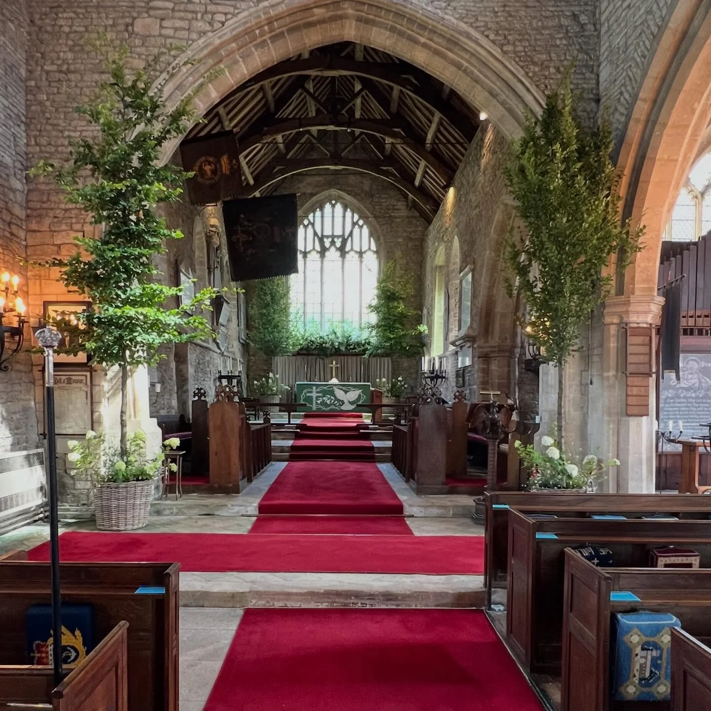 Trees giving the scale needed in this extraordinary ancient church at Hawkesbury Upton last summer. Swipe to see &lsquo;before&rsquo; photo which illustrates just how much life greenery and flowers bring to these wonderful buildings!

#kglflowers #au