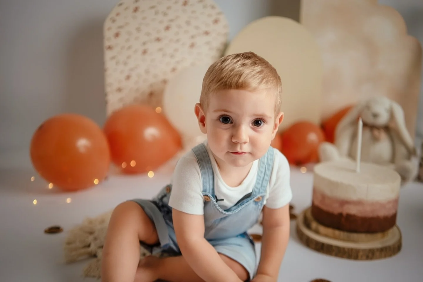 Acabamos el seguimiento de este grandote precioso que ya cumple uno. Estuvo en el estudio para su sesi&oacute;n de reci&eacute;n nacido, 4 meses, 8 meses y ahora la del a&ntilde;ito, donde ha mostrado todo su car&aacute;cter y personalidad, y alguna 