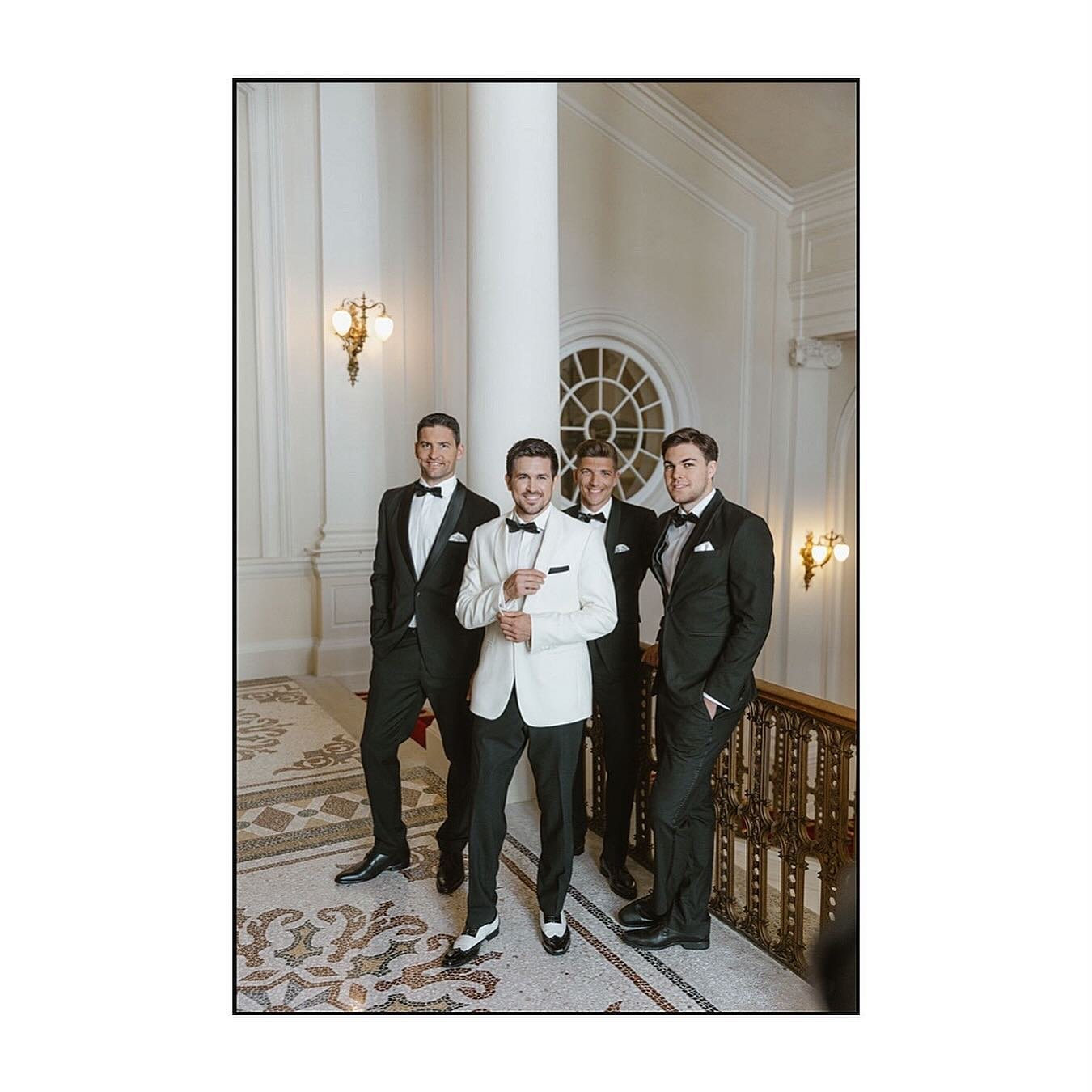 THE BOYS ARE READY ✨🤌🏻🤵🏻&zwj;♂️
.
.
.
.
.
.

CONCEPT &amp; PLANNING:  @janavoglauer @mitdirzuzweit_eventplaner
MODELS: @thomasmora_ 
HAIR &amp; MAKE UP: @mario.kren.wedding 
GROOM SUIT: @generation_elegant_verleih

#weddingphotography #hochzeitsf