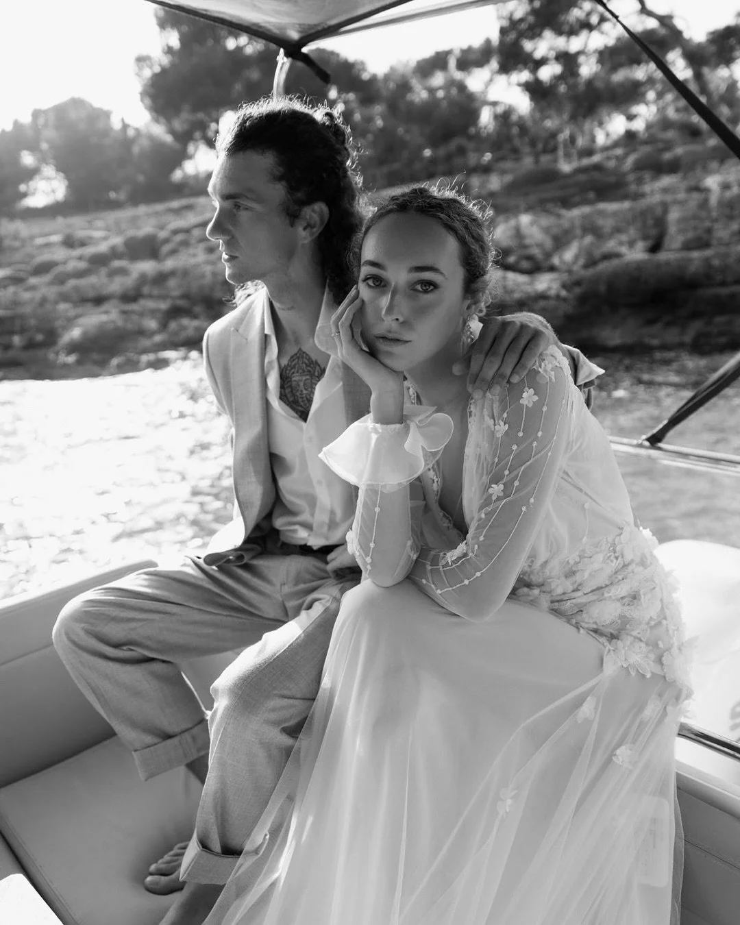 Lee und Leandro ❤️ Love, sunlight, and the sea breeze &mdash; Mallorca turned this love story into pure poetry on water.
.
.
.
.
.
.
#MallorcaWedding #EditorialWedding #BoatWeddingShoot #ModernLoveStory #DestinationWedding
.
.
.
.
.
Planning:
@grafik