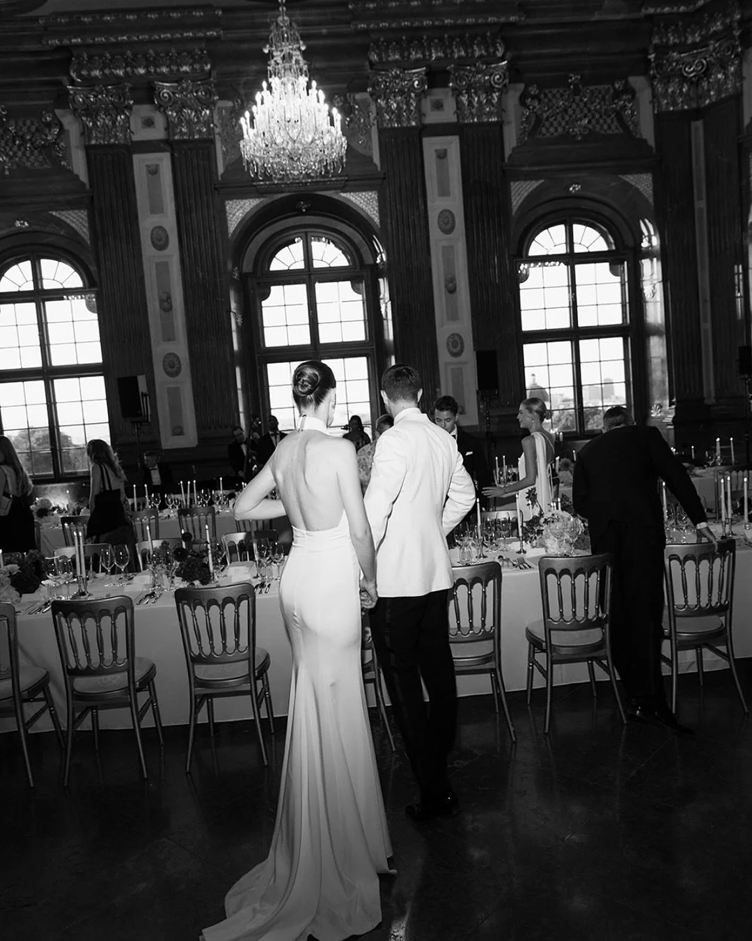 Dinner under the grandeur of Belvedere Vienna 🥂 timeless moments, laughter, and love captured in between the toasts. 📸✨
.
.
.
.
.
.
#BelvedereWedding #EditorialWedding #WeddingDinnerVibes #LuxuryWeddingPhotography #ViennaWeddings