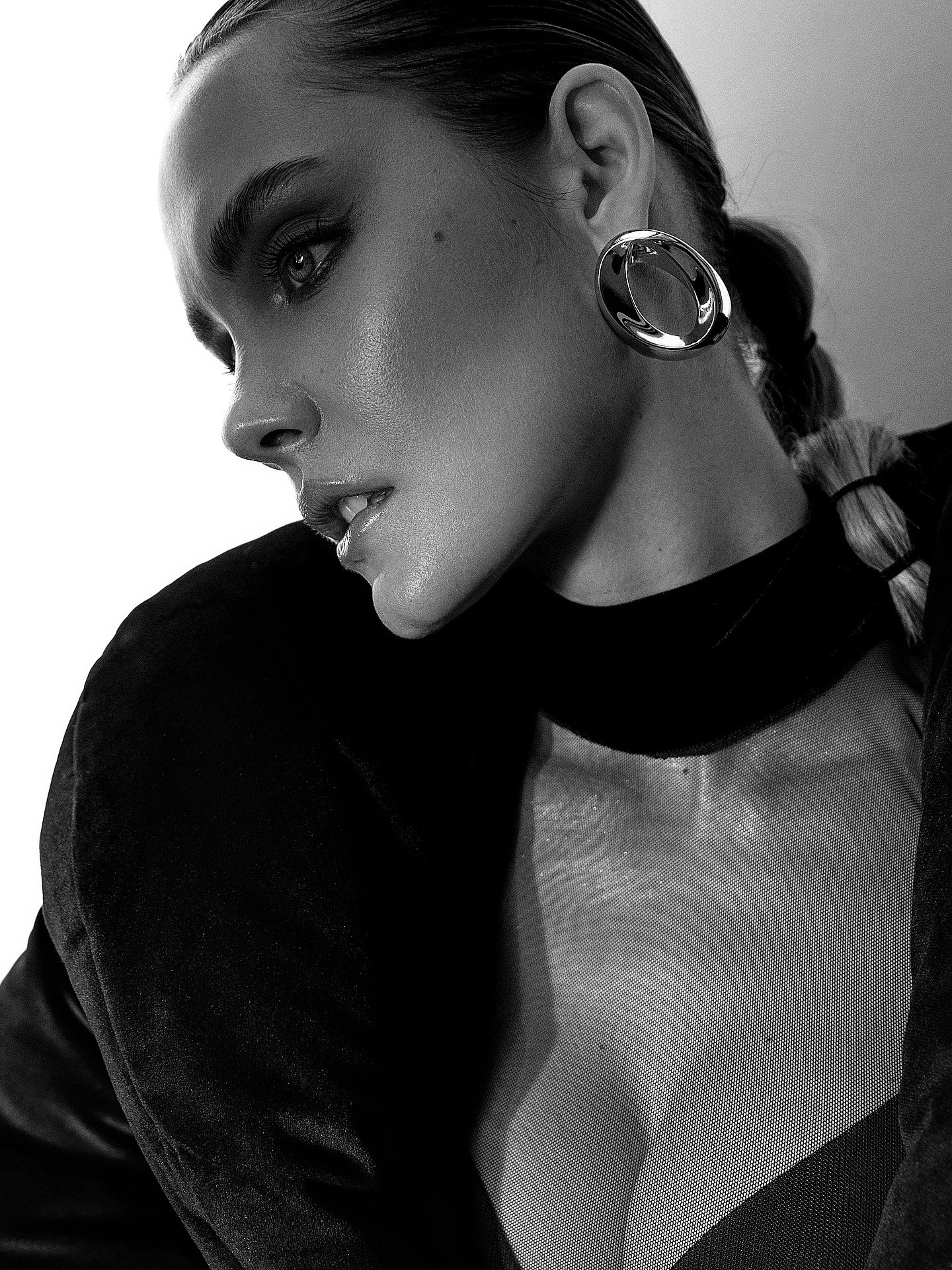 Studio mode on. 📸✨Sharp lines, bold energy, no rules.
.
.
.
.
.
#StudioShoot #BoldStyle #FashionPhotography #ModernPortrait #EditorialVibes
.
.
.
.
@felixrachor

HAIR &amp; MAKE UP: @lisa.hairnmakeup
STYLING: @melek_decampos
MODEL: @lisa_kellermann
