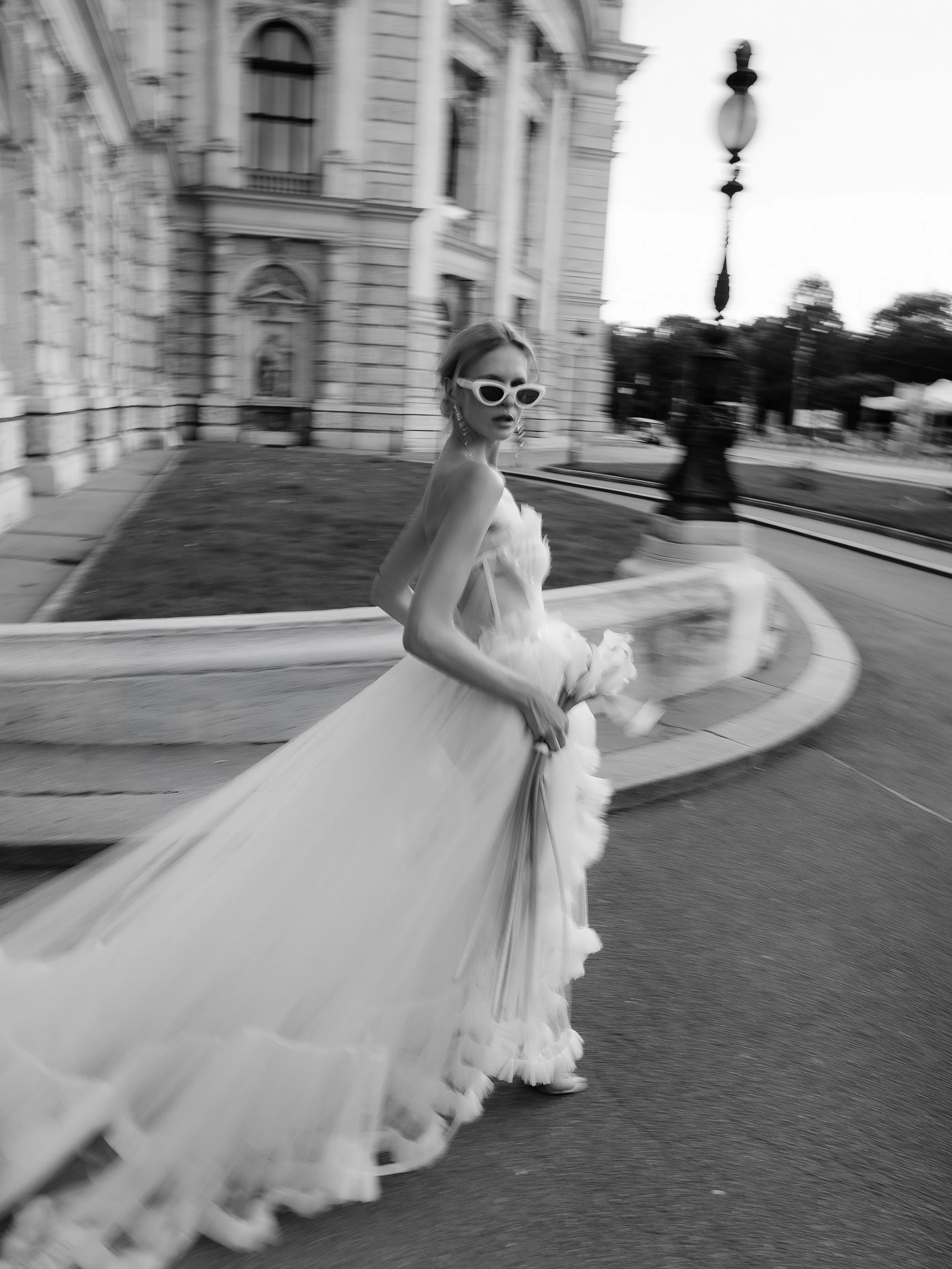 Lost in the rhythm of the city, wrapped in layers of soft tulle and fleeting moments. A bridal look that feels effortlessly bold, where movement, architecture, and emotion come together in a single frame. 🤍
.
.
.
.
.
#BridalInspiration #WeddingPhoto