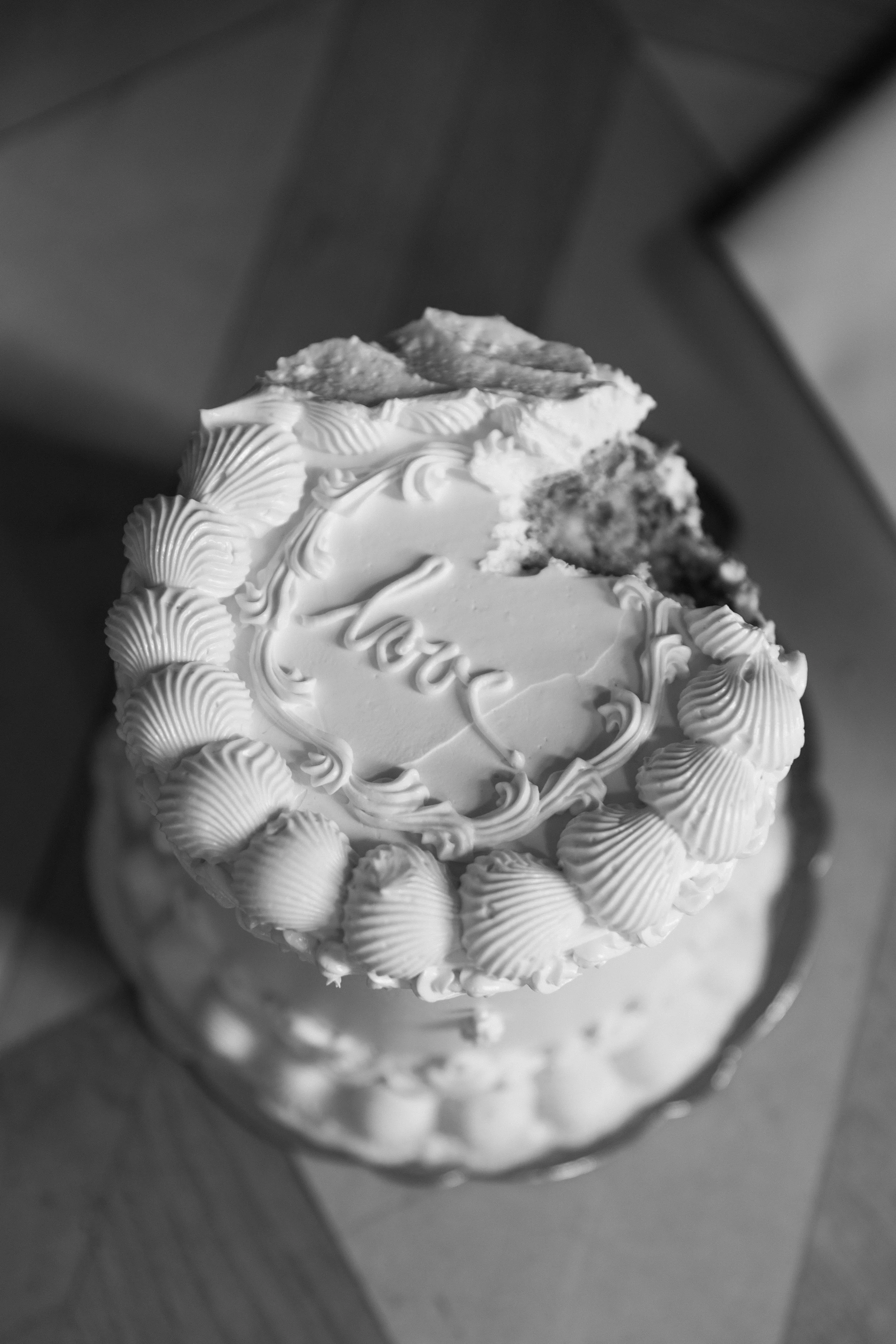 Schwarzer und weißer Geburtstagskuchen mit Zuckerguss und Dekorationen auf einem Tablett.