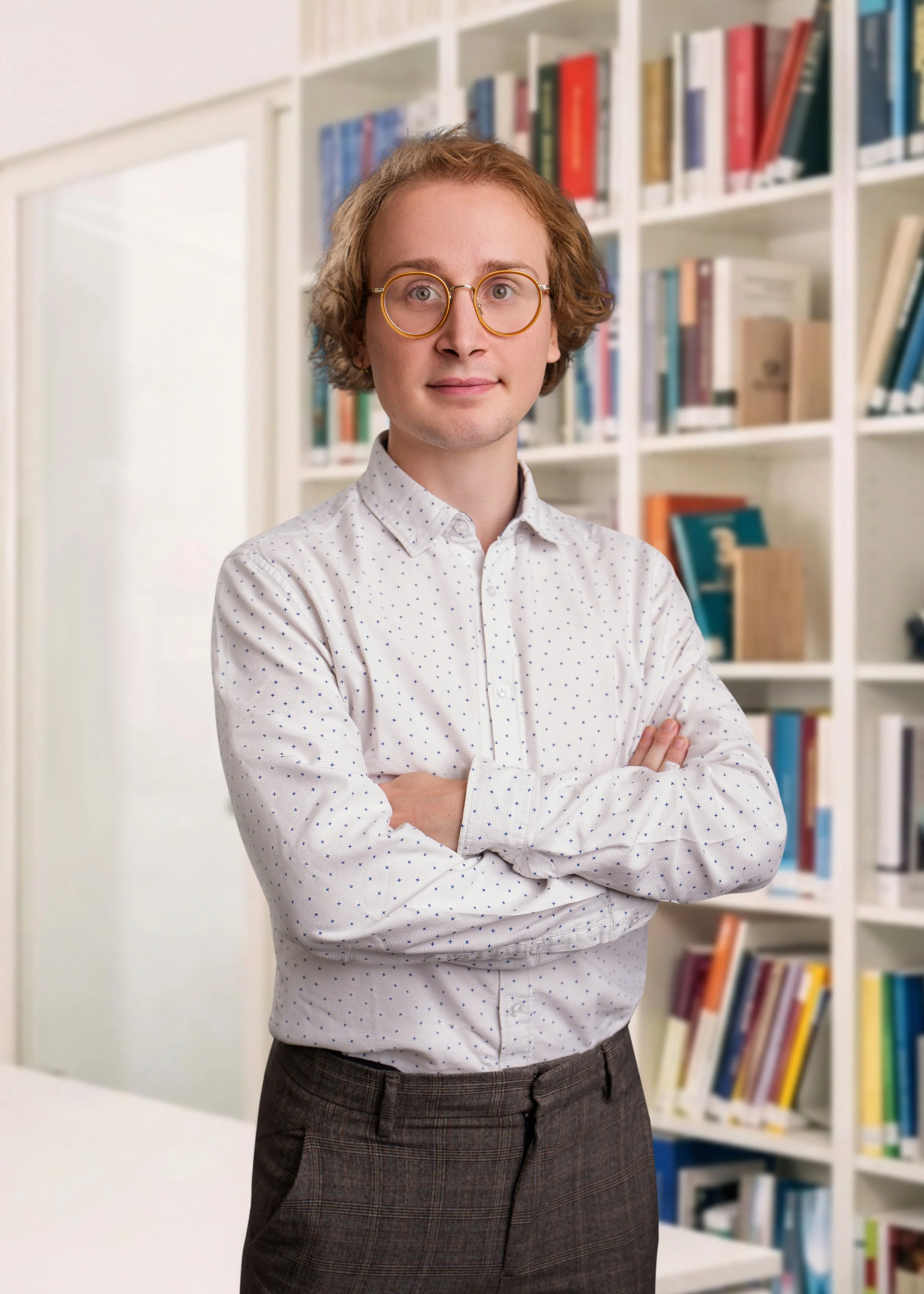 Louï Stoffels, Associate