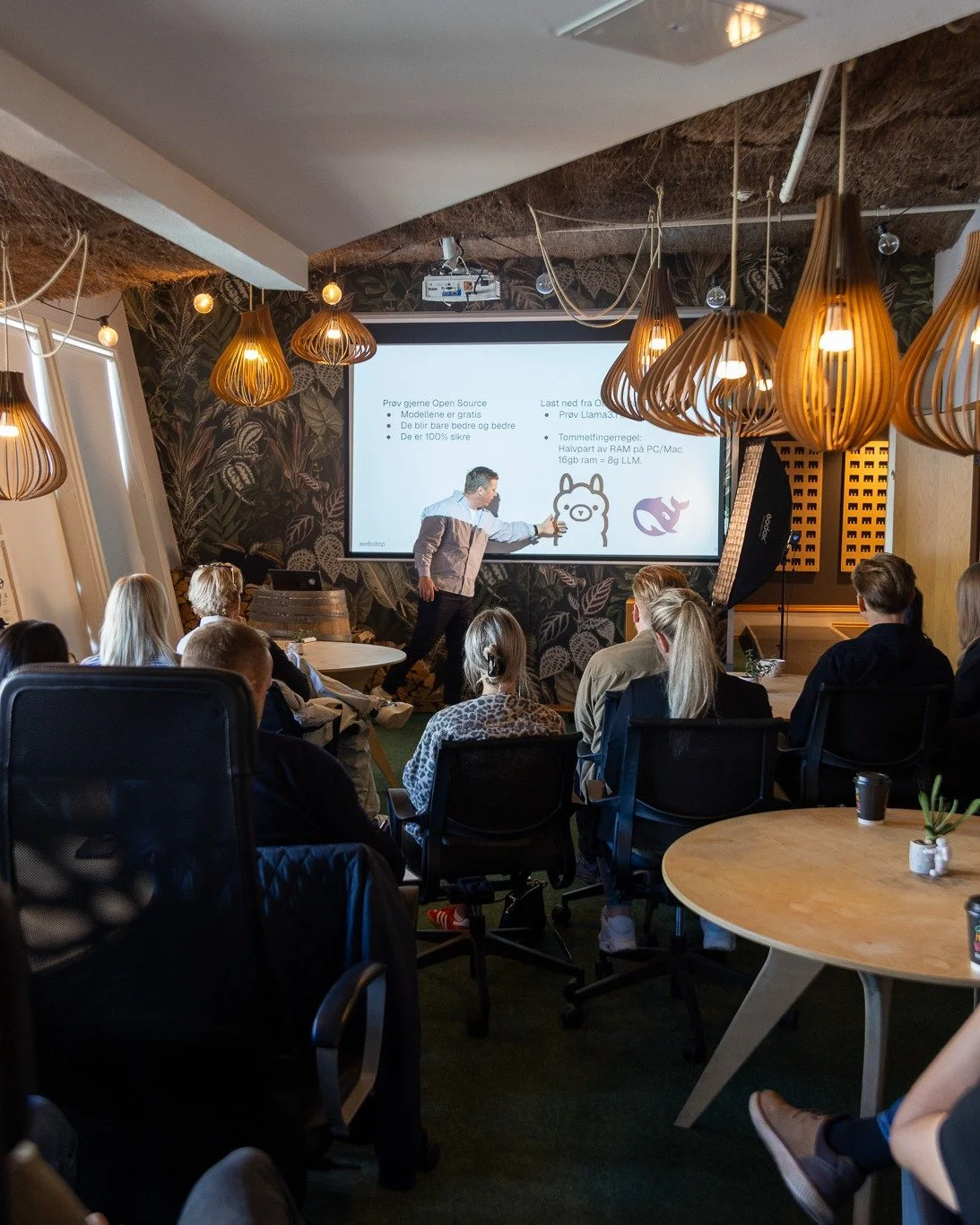 For en knallstart! 🚀 F&oslash;rste AI p&aring; Loftet ble en skikkelig suksess!

Hagen var full av nysgjerrige og engasjerte folk, og rommet boblet over av kunnskap og inspirasjon &ndash; takket v&aelig;re Thore Tolleviks innsiktsfulle og engasjeren