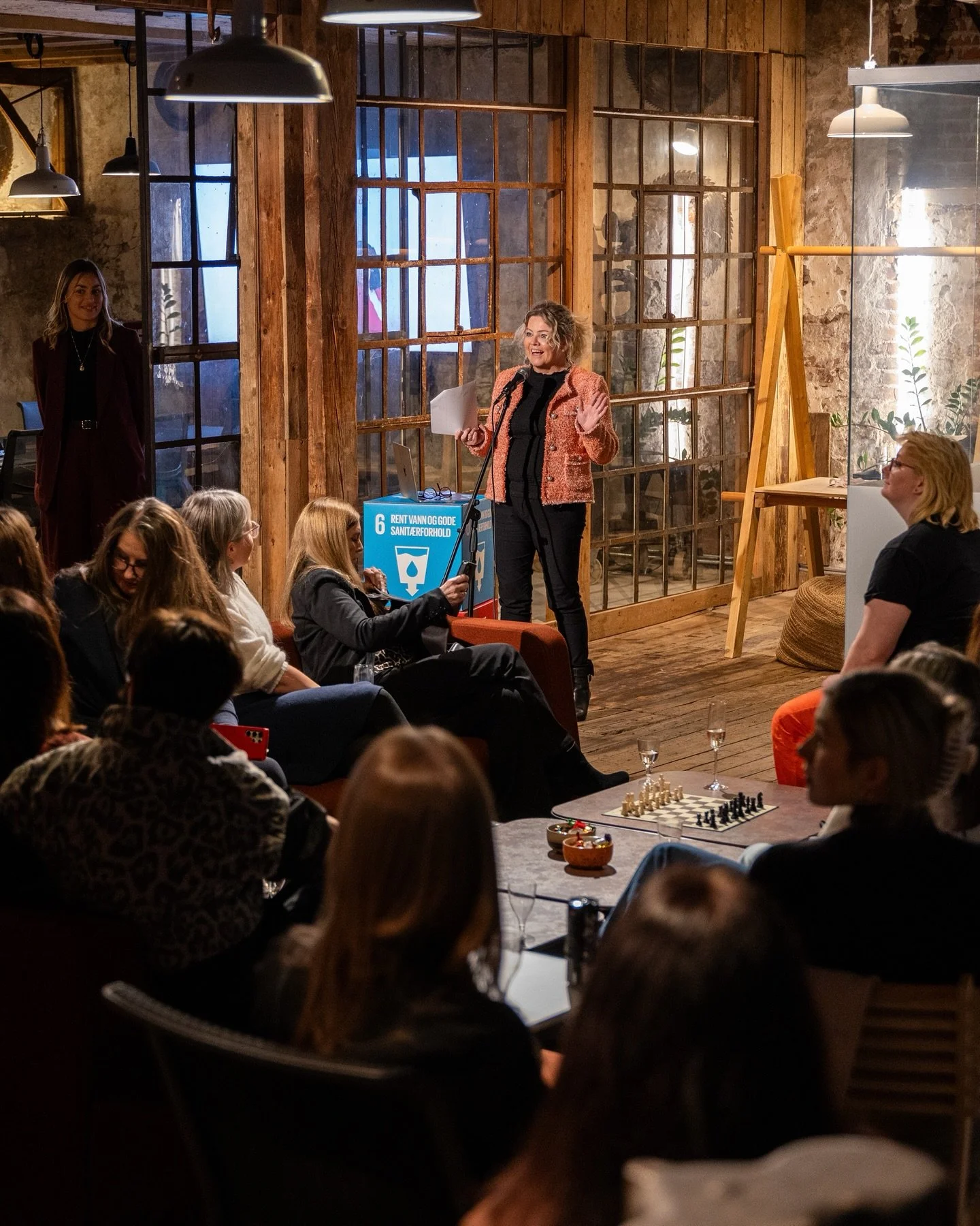 For en kveld! 🙌 Kvinnovasjon kan igjen noteres som en real suksess! 🌟

I g&aring;r fylte vi @grunderloftet med en gjeng imponerende, engasjerte og initiativrike kvinner i n&aelig;ringslivet, klare for nettverking, deling og inspirasjon.

Kvelden bl