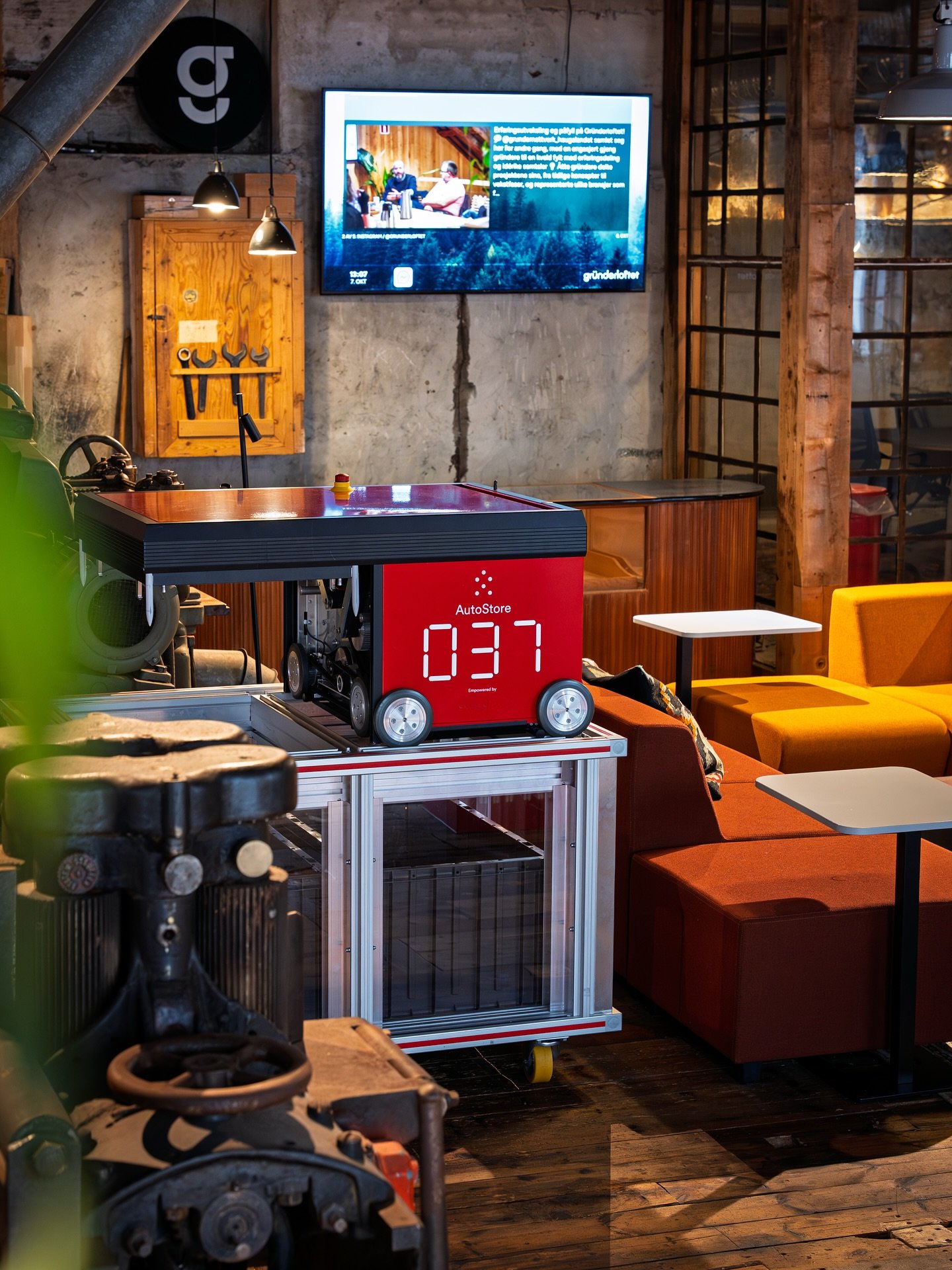 Fra fabrikkmaskiner til framtidsteknologi! 🚀

Vi har f&aring;tt noe skikkelig kult p&aring; Gr&uuml;nderloftet: en h&oslash;yteknologisk robot fra v&aring;r sponsor og samarbeidspartner @autostoresystem 🤖

Roboten st&aring;r n&aring; utstilt i Verk