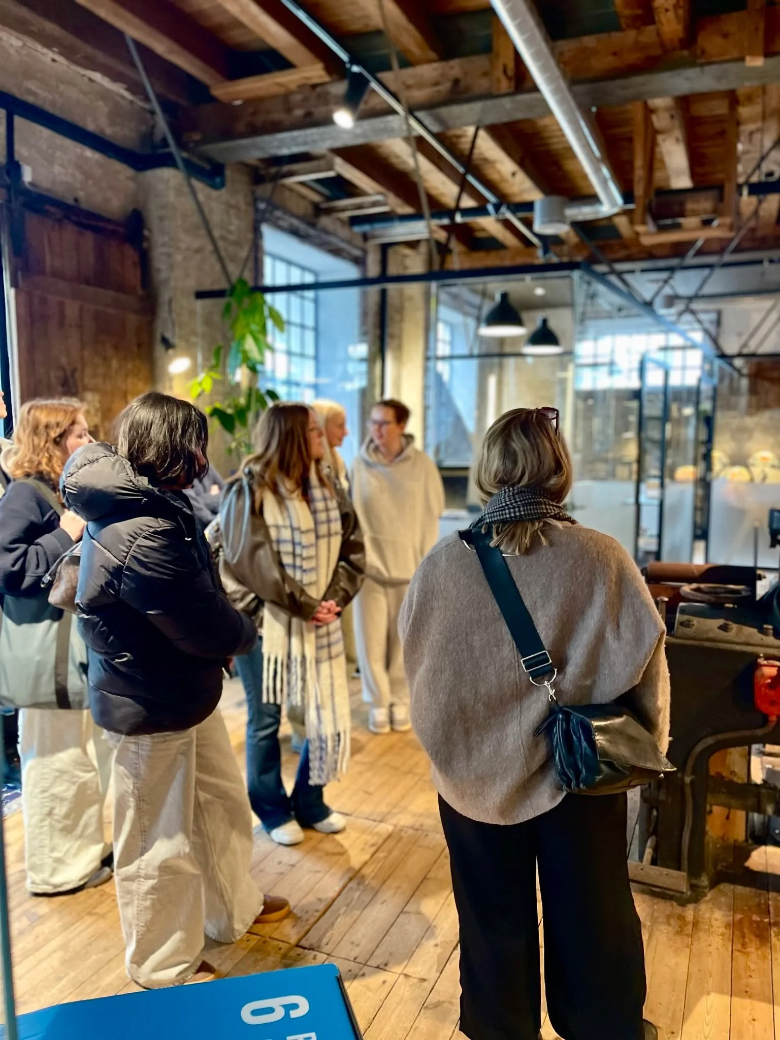 Interi&oslash;rstudentene fra @interiorlinjenhaugaland tok turen innom Verkstedet for &aring; se v&aring;re &quot;inspiring surroundings&quot;, med @ailinstensen som guide! 👀 Hun har v&aelig;rt med og forme uttrykket her, og viste studentene noen av