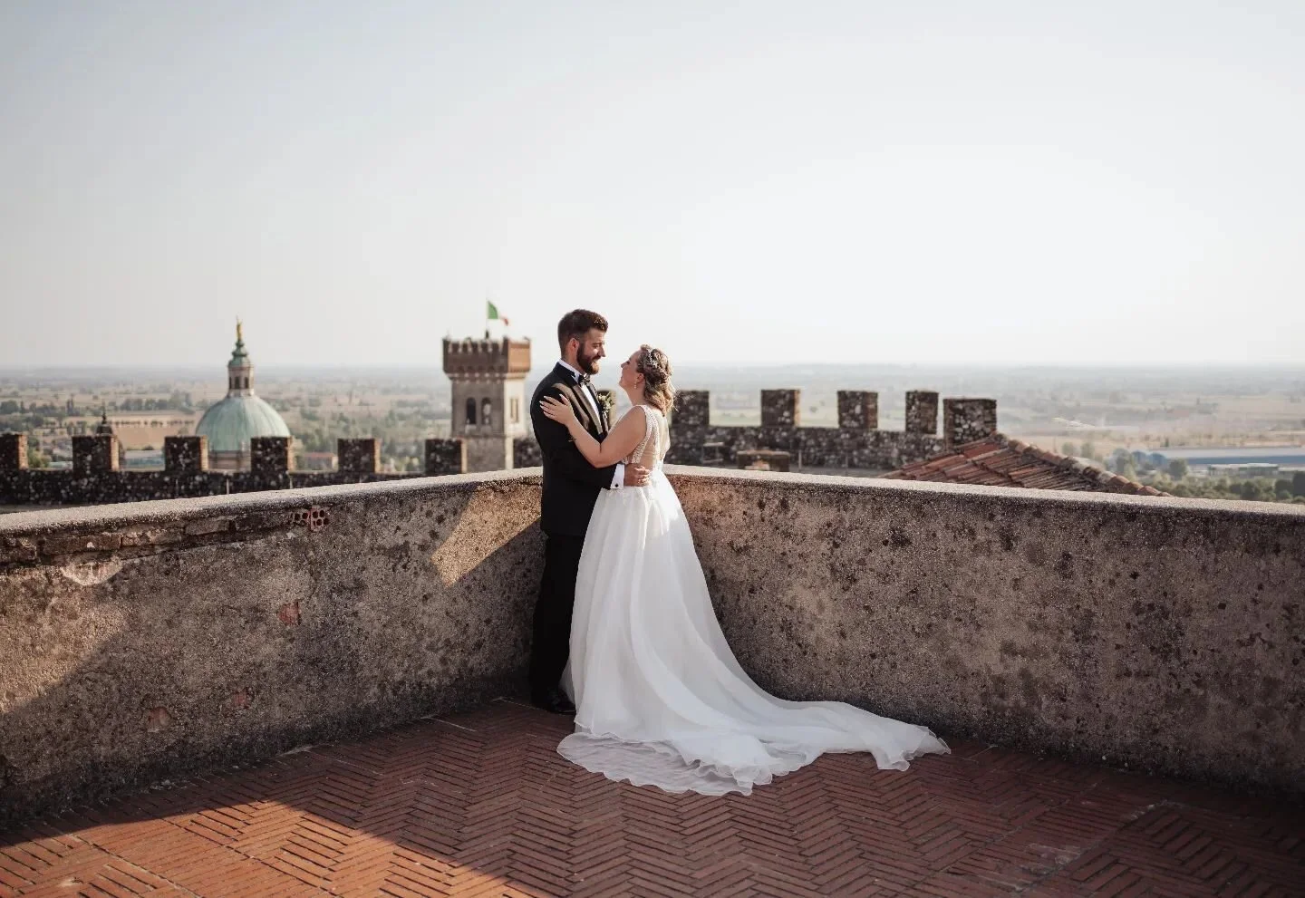 Dr&oslash;mmer meg tilbake til Gardasj&oslash;en og @rocca_di_lonato_eventi 🥰