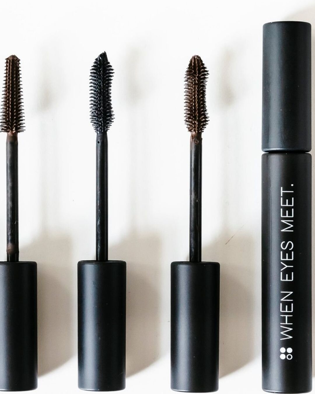 SCHITTERENDE WIMPERS

When Eyes Meet is een longlasting mascara met multidimensioneel effect. De vegan formule bevat natuurlijke ingrediënten die zorgen voor een rijke afwerking en kleur. 

Daarbovenop voedt en verstevigt deze essential de wimpers w