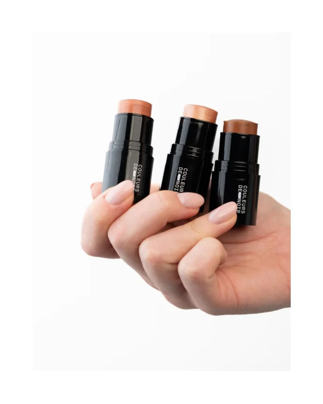 GLOW KIT

Couleurs de Noir houdt het graag eenvoudig &mdash; &eacute;n doeltreffend. Met deze handige reiskit cre&euml;er je in no time een frisse, zomerse look.

💛 Blush Balm voor een zachte, gezonde blos
☀️ Bronzing Balm voor een sun-kissed teint
