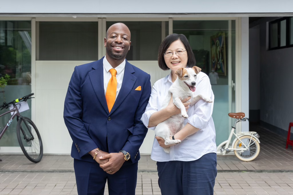 2. 鎖吶跟蔡英文總統合照.總統府管理.png