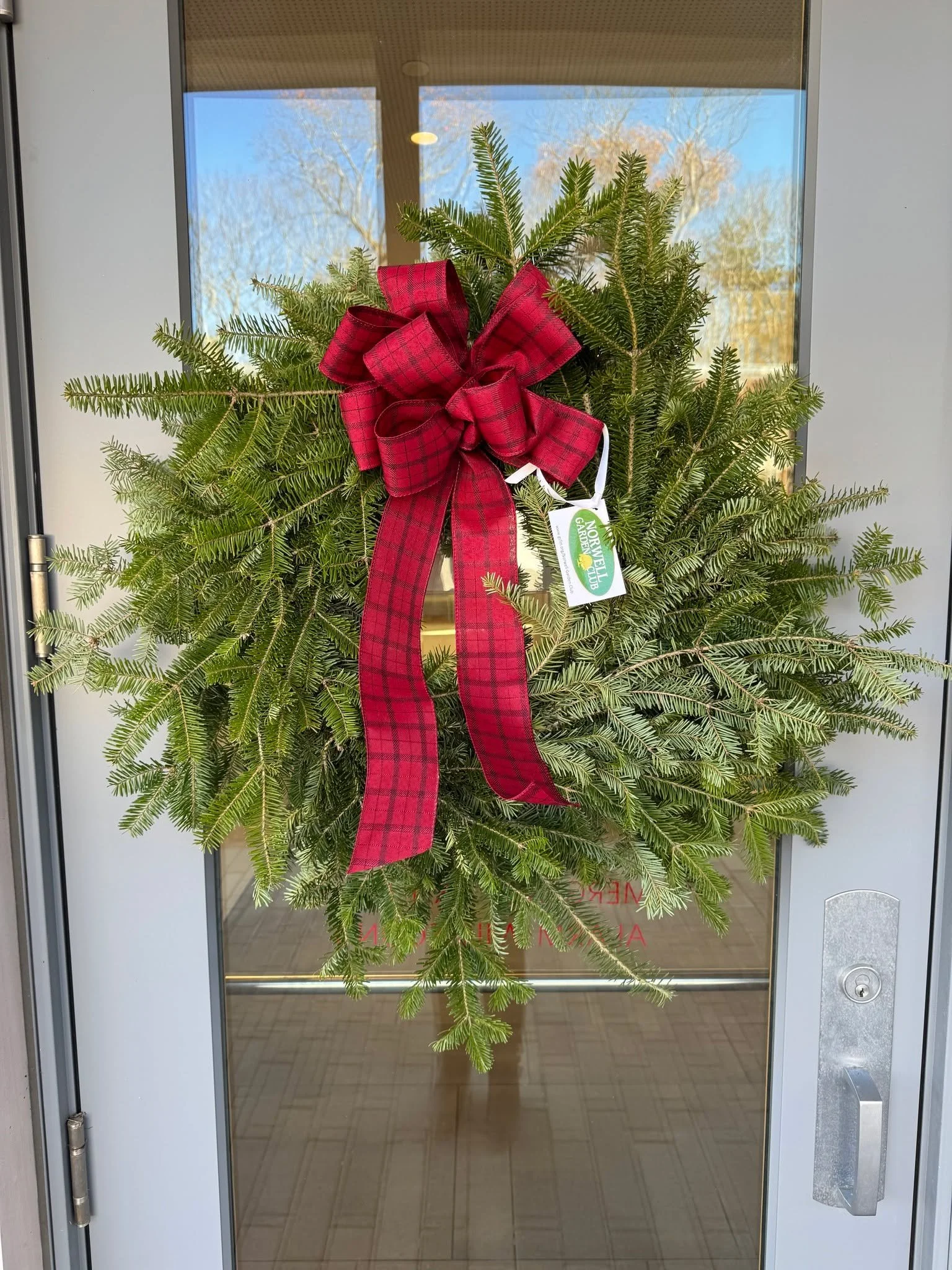 Thank you @norwellgardenclub for bringing festive cheer to the library!